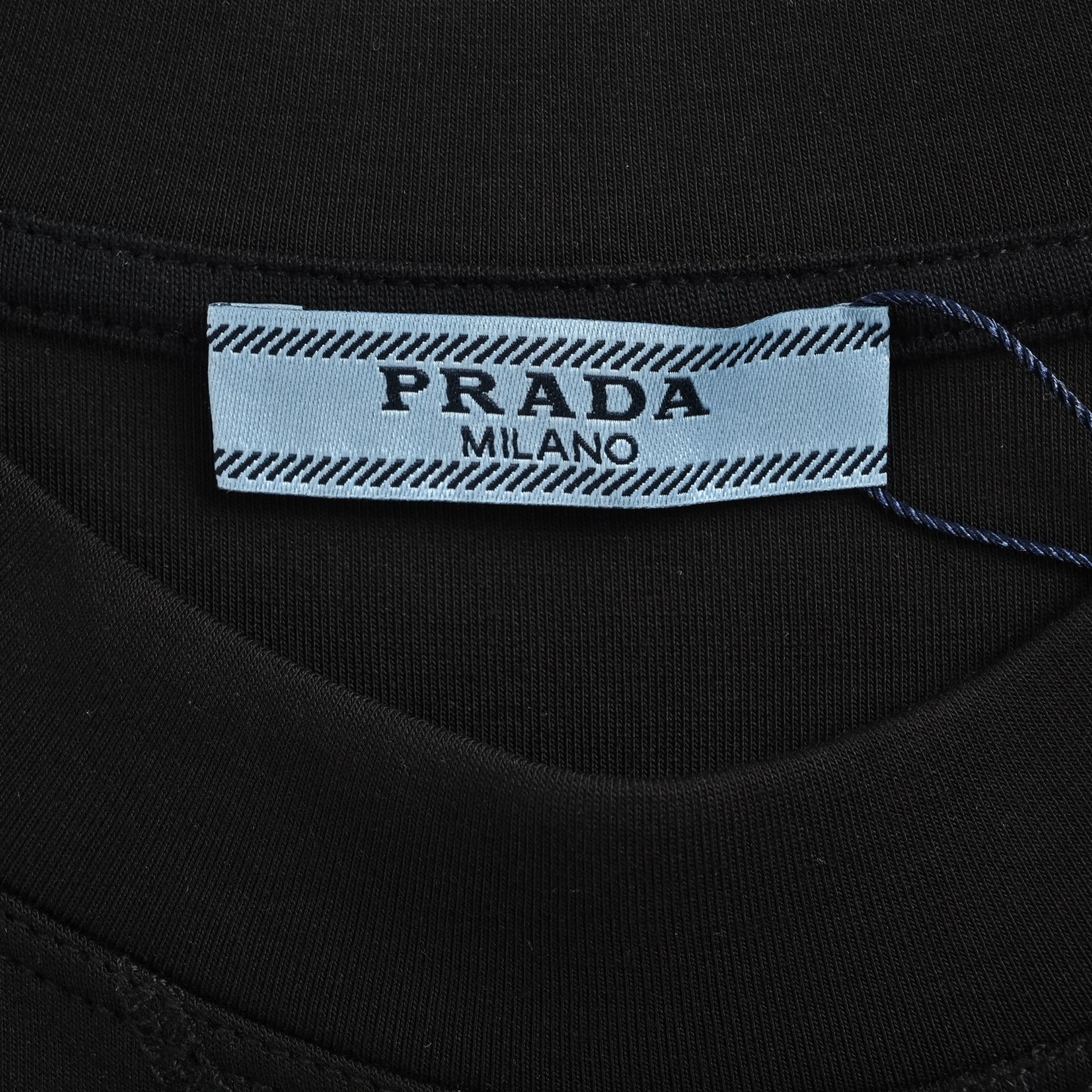 Prada/普拉达 领口手缝三角标长袖T恤 定织定染 水洗柔滑长绒棉 黑色 白色