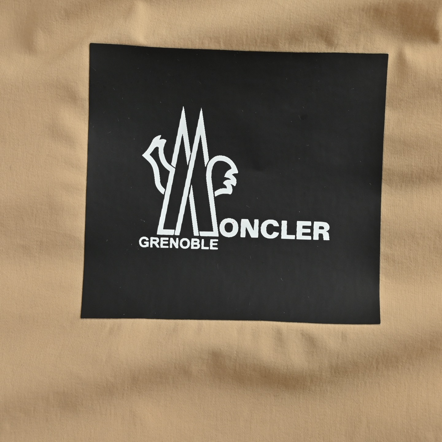 Moncle/蒙口 25Fw 手臂硅胶logo连帽羽绒服 采用新国标90白鸭绒填充 黑色 卡其