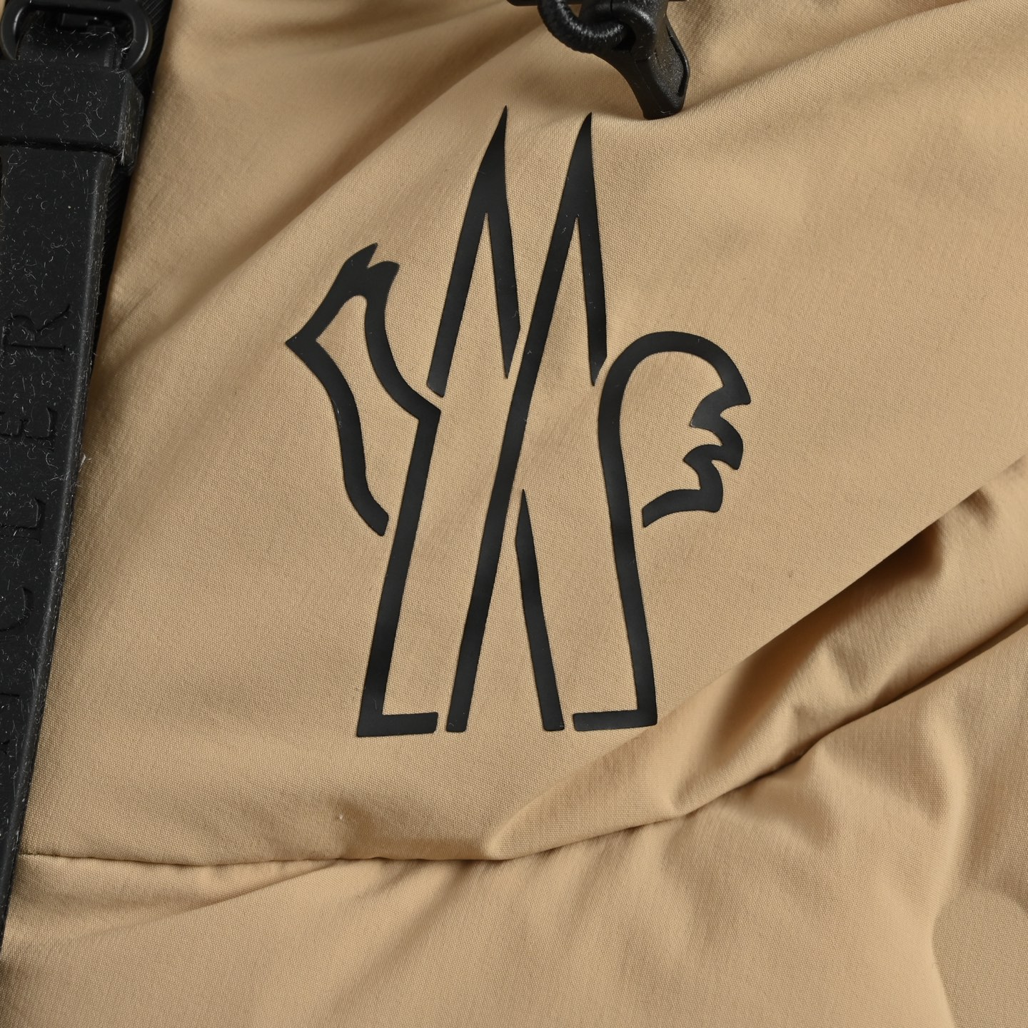Moncle/蒙口 25Fw 手臂硅胶logo连帽羽绒服 采用新国标90白鸭绒填充 黑色 卡其