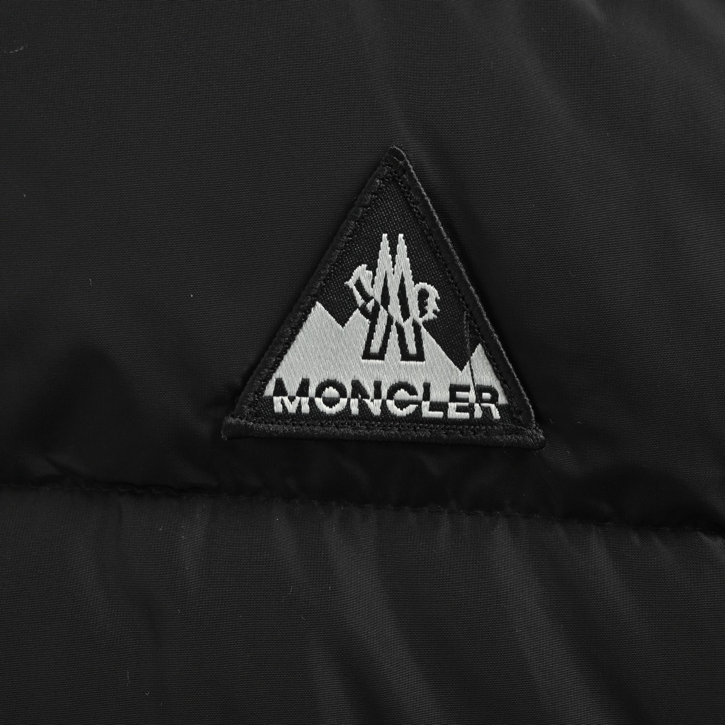 Moncler/蒙口 三角标梭织拼接连帽羽绒服