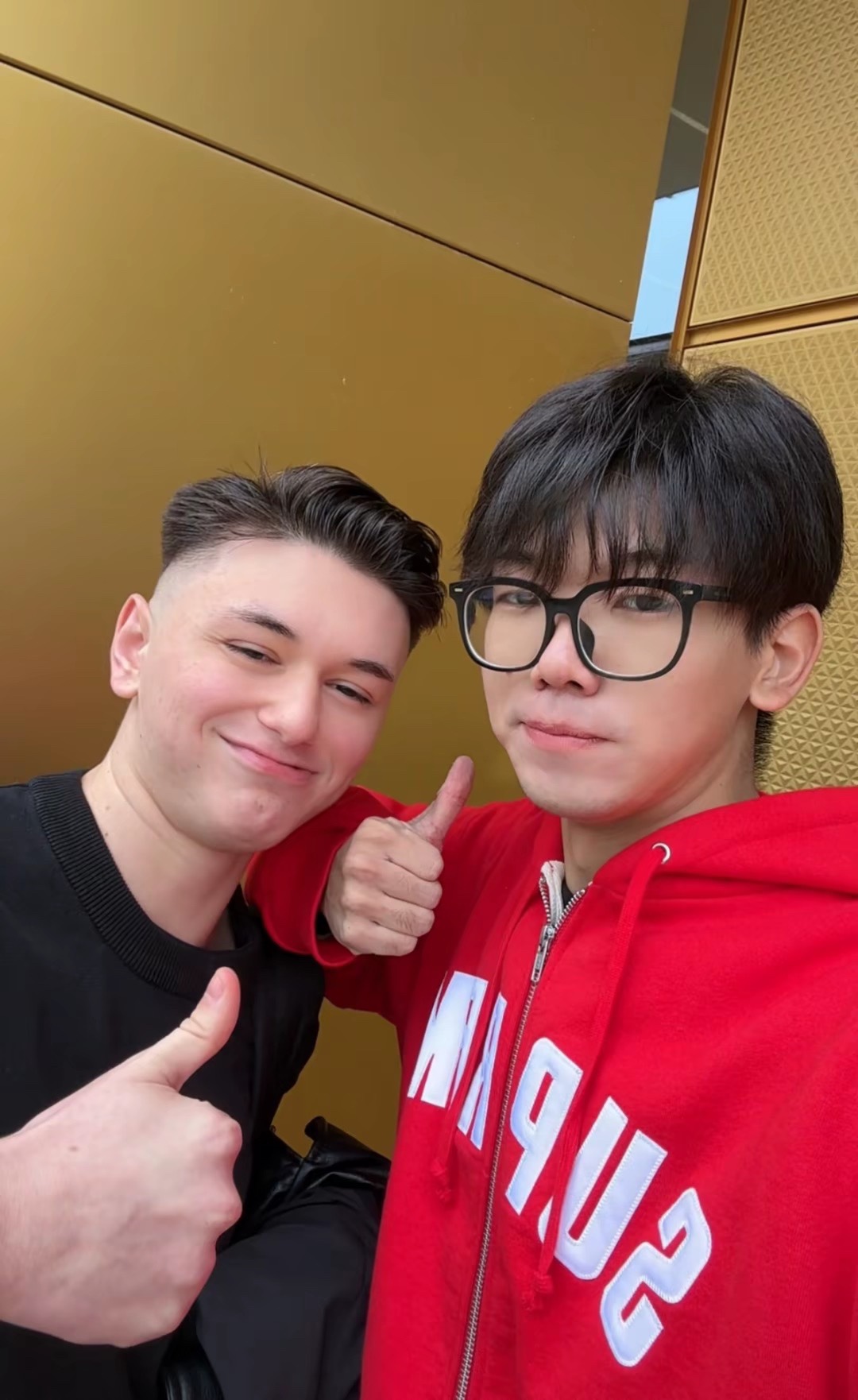 #Supreme 24款贴布绣字母拉链连帽卫衣外套上身效果