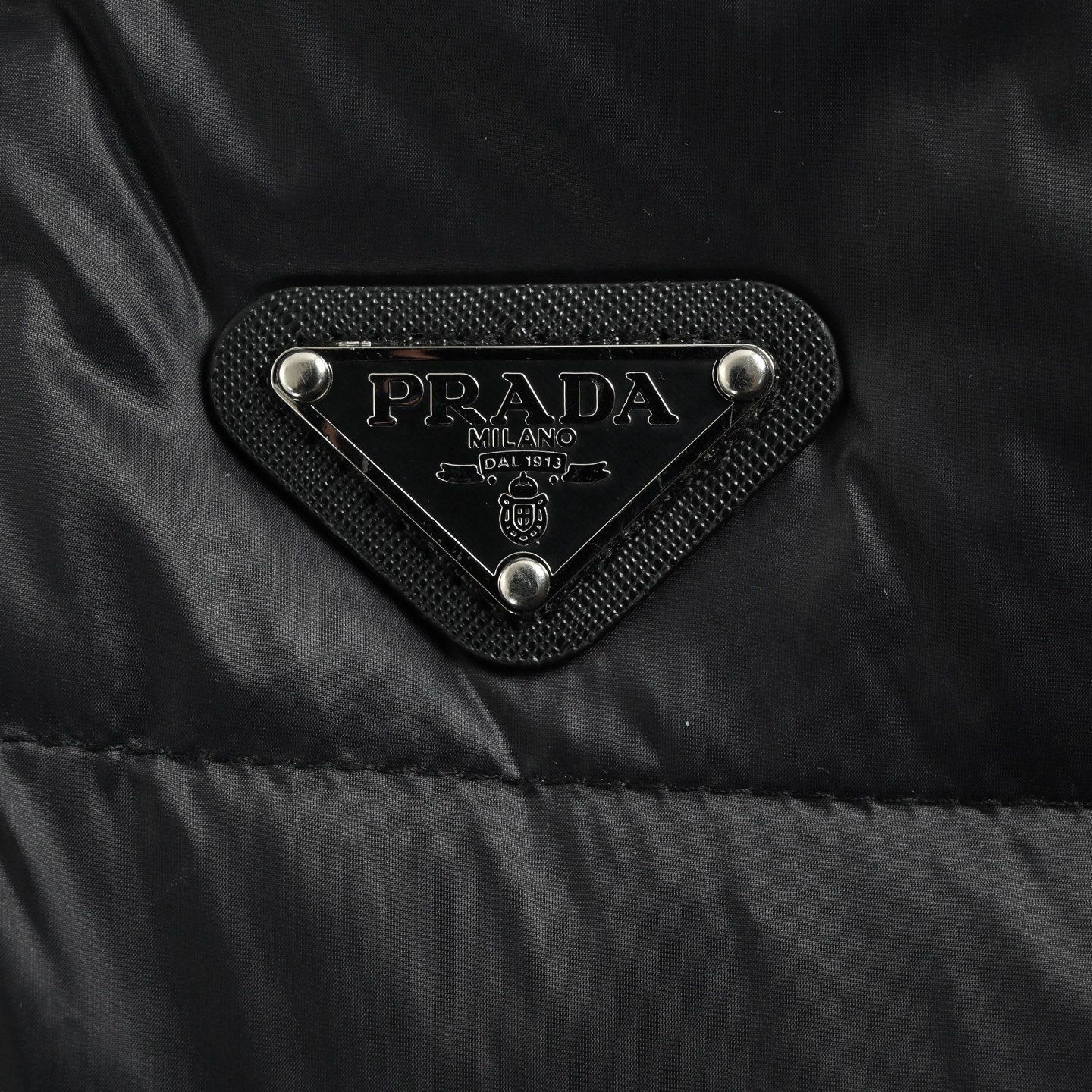 Prada 普拉达 金属三角标连帽羽绒服-Chinese UA Cheap High Quatity Brand Clothes Bags handbags Sneakers wholesale wholesaler seller from China Factory suppliers Fashion Clothing Shoes best Quality Beautiful Price Prada 普拉达 金属三角标连帽羽绒服