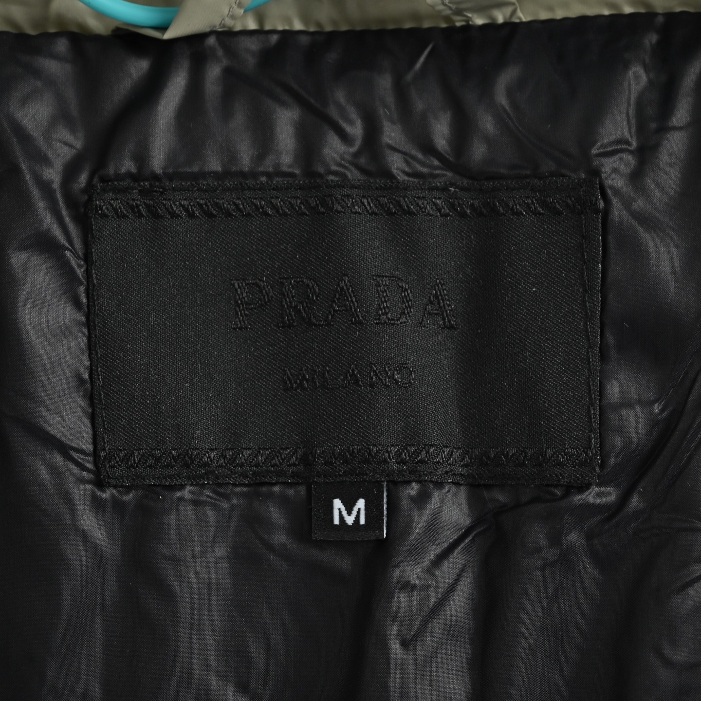 Prada 普拉达 金属三角标连帽羽绒服-Chinese UA Cheap High Quatity Brand Clothes Bags handbags Sneakers wholesale wholesaler seller from China Factory suppliers Fashion Clothing Shoes best Quality Beautiful Price Prada 普拉达 金属三角标连帽羽绒服
