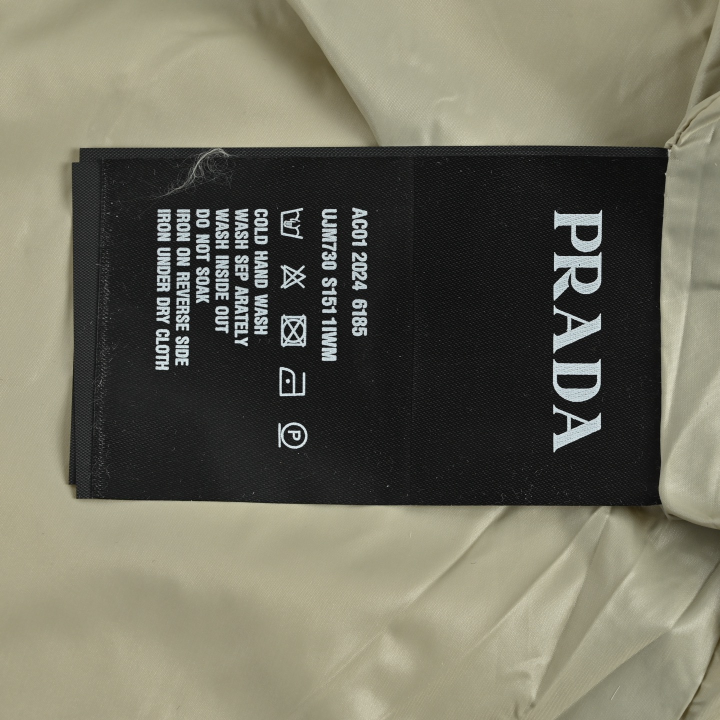 Prada 普拉达 金属三角标连帽羽绒服-Chinese UA Cheap High Quatity Brand Clothes Bags handbags Sneakers wholesale wholesaler seller from China Factory suppliers Fashion Clothing Shoes best Quality Beautiful Price Prada 普拉达 金属三角标连帽羽绒服