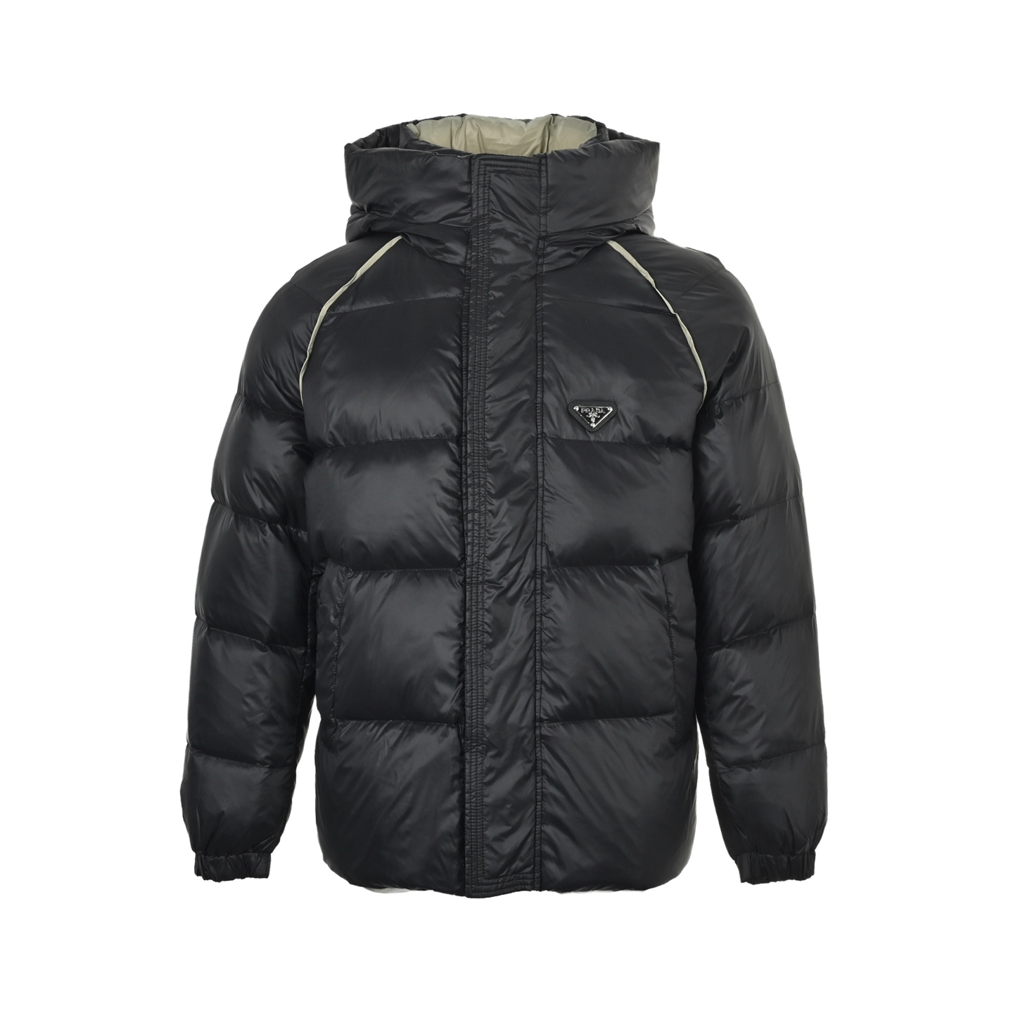 本地自取:  💰550
Prada/普拉达 金属三角标连帽羽绒服
男女同款 区别市场通货 360克90白鸭绒填充 蓬松度满分 百分百聚酯纤维再升尼龙原版面料 光泽质感无敌 加宽帽檐设计 门襟隐藏式拉链 大身拼色牙线 内外撞色 上身无敌好看 全套原版三标辅料齐全 力求原版一致 经典的铁三角标也是家族式最为经典且辨识度最高的标识  原版三脚标logo
Size:S-L