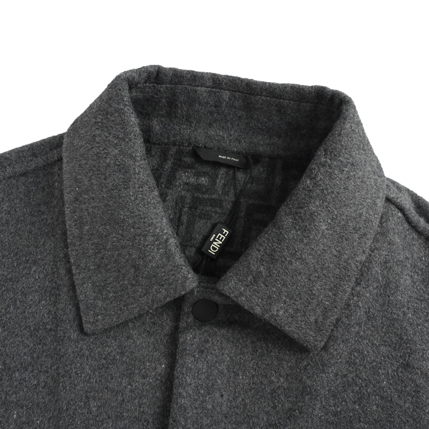 本地自取：💰430
Fendi/芬迪 25Fw 内里FF提花羊毛夹克外套
定制双织羊绒蚕丝布，胸前标志性FF立体压花，内衬暗藏FF图案，数码直喷印花还原高分辨率细节，高温立体压花塑造三维质感；纯手工精艺双唇隐格缝袋与破缝机全开片工艺，实现功能与美学的极致统一；成衣柔软洗处理，确保久穿不变形、不缩水、不褪色。辅料配备定制1:1 Fendi四合扣与三标
Size:46-52