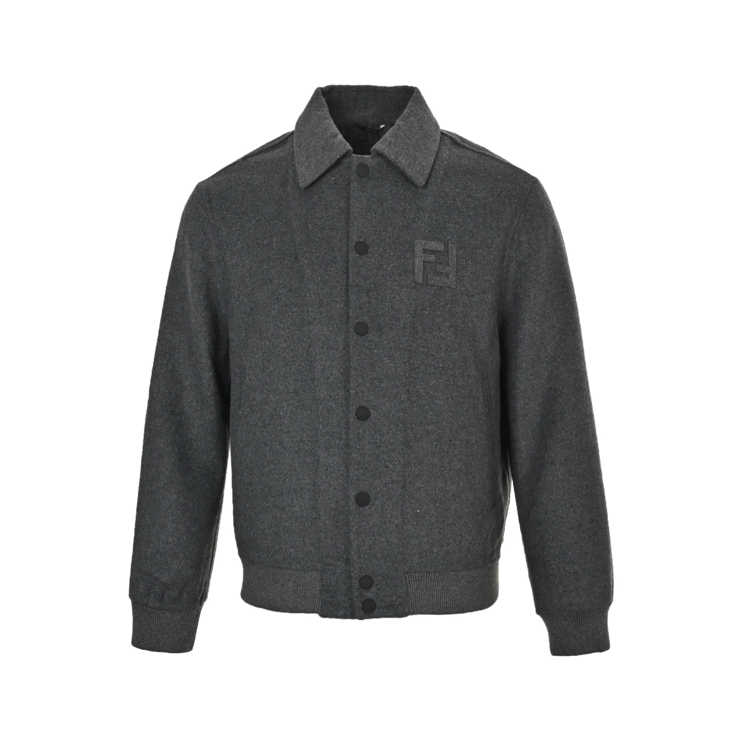 本地自取：💰430
Fendi/芬迪 25Fw 内里FF提花羊毛夹克外套
定制双织羊绒蚕丝布，胸前标志性FF立体压花，内衬暗藏FF图案，数码直喷印花还原高分辨率细节，高温立体压花塑造三维质感；纯手工精艺双唇隐格缝袋与破缝机全开片工艺，实现功能与美学的极致统一；成衣柔软洗处理，确保久穿不变形、不缩水、不褪色。辅料配备定制1:1 Fendi四合扣与三标
Size:46-52