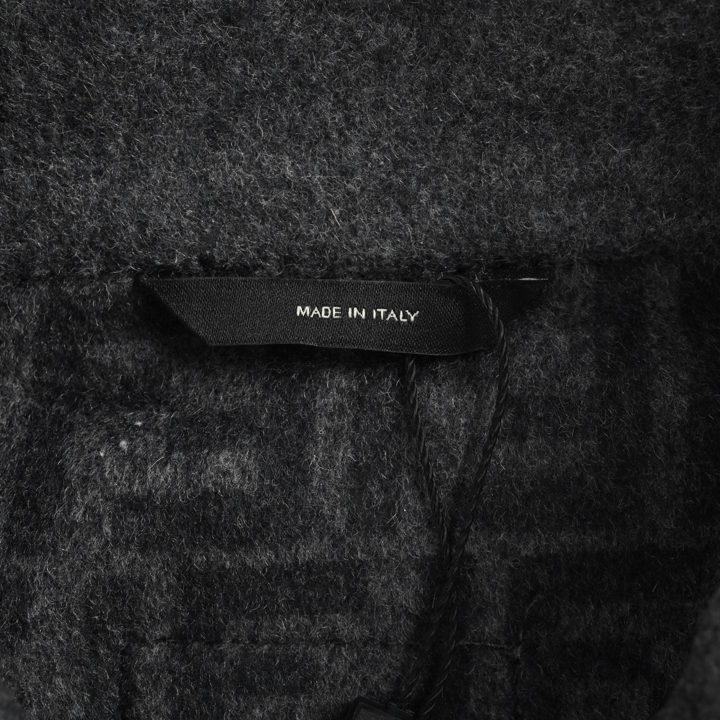 本地自取：💰430
Fendi/芬迪 25Fw 内里FF提花羊毛夹克外套
定制双织羊绒蚕丝布，胸前标志性FF立体压花，内衬暗藏FF图案，数码直喷印花还原高分辨率细节，高温立体压花塑造三维质感；纯手工精艺双唇隐格缝袋与破缝机全开片工艺，实现功能与美学的极致统一；成衣柔软洗处理，确保久穿不变形、不缩水、不褪色。辅料配备定制1:1 Fendi四合扣与三标
Size:46-52