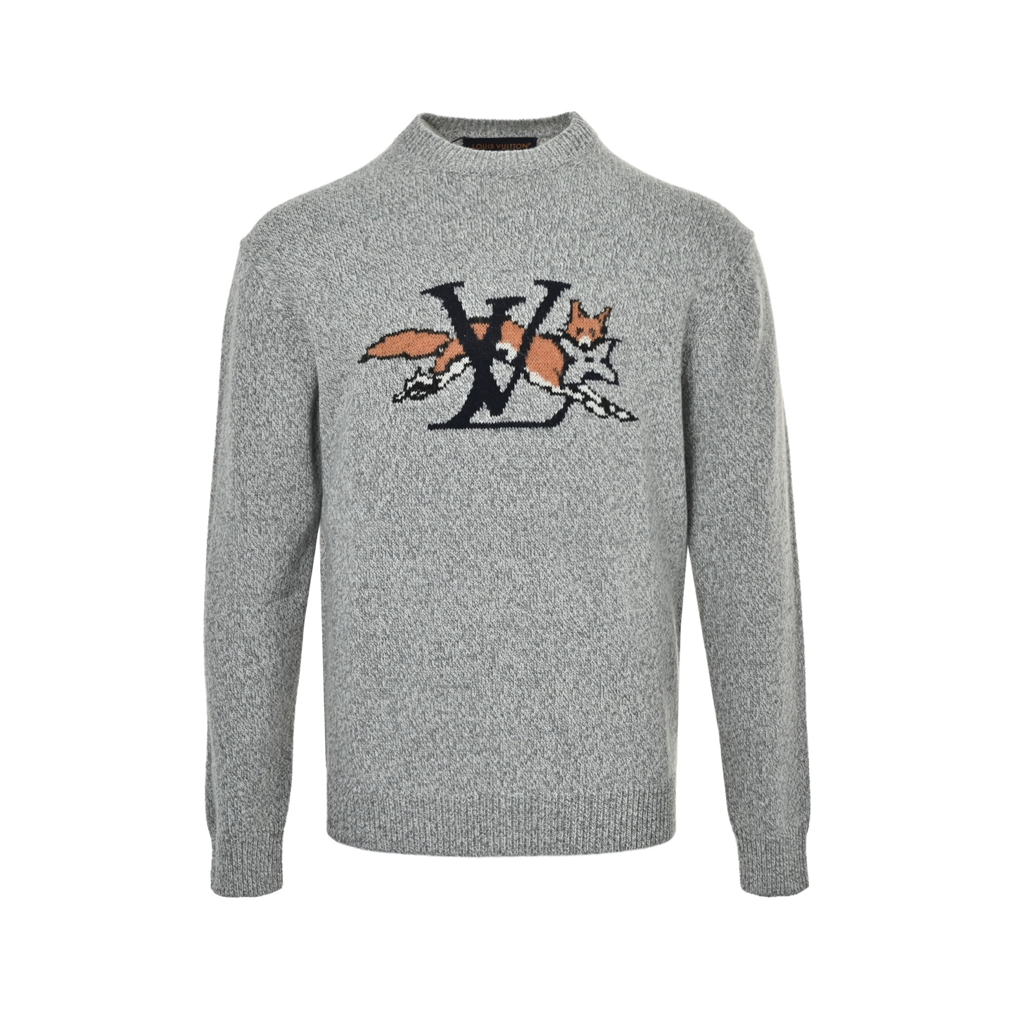 本地自取: Louis Vuitton/路易威登 25Fw 狐狸提花圆领毛衣 毛料订做加捻30s巴素兰羊毛混拼纱线,成分比例50%巴素兰羊毛40%精梳棉5%锦纶马海毛,由专业打版老师傅,参照原版,1:1进行画花制版,整件花型耗时3天时间,以7针电脑横机参照原版进行单边挂毛组织编织,整件衣服由整整9把纱嘴进行,纱嘴数量的增加,大大的增加损耗,织机时间,单件耗时260分钟/1件,背面皮表选用真皮开模压花,章仔纯平车缝合