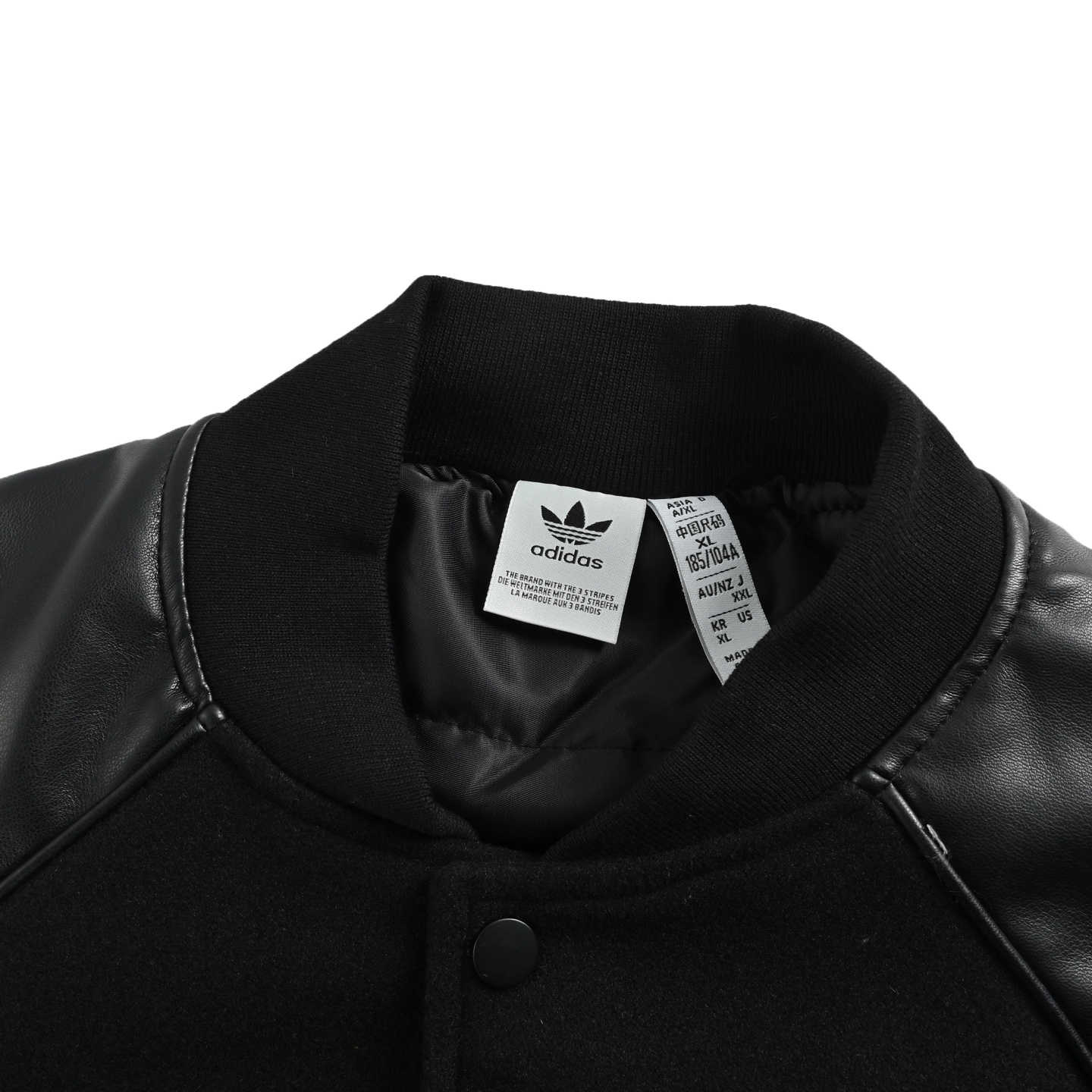 本地自取:💰320
Adidas/阿迪达斯 刺绣logo拼皮夹棉棒球服外套
面料采用锦纶消光斜纹布精心制作,搭配对比鲜明的老花Monogram图案用人丝斜纹缎面里布采,突显廓形。胸前花卉字母及后背品牌标识毛巾绣章仔采用对板定染毛巾绣花线搭配挨针绣工艺,使用田岛机万针刺绣,精细针法绵密,超高密度不露白,丰富整体画面空间层次。定位挨针绣花工艺的特点是图案精美,由于其独特的针法,使得刺绣图案具有很强的光泽感和立体感。拼接高品质仿颗粒纹牛皮袖, 经典棒球服立领设计,采用2*2波浪拼色螺纹色织法织造,螺纹紧密立挺。开模同规格刻字白色烤漆扣,三标辅料细节同步还原。
Size:S-XL