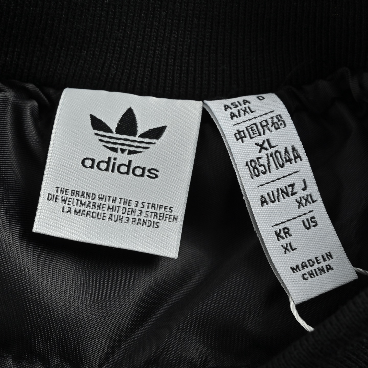 本地自取:💰320
Adidas/阿迪达斯 刺绣logo拼皮夹棉棒球服外套
面料采用锦纶消光斜纹布精心制作,搭配对比鲜明的老花Monogram图案用人丝斜纹缎面里布采,突显廓形。胸前花卉字母及后背品牌标识毛巾绣章仔采用对板定染毛巾绣花线搭配挨针绣工艺,使用田岛机万针刺绣,精细针法绵密,超高密度不露白,丰富整体画面空间层次。定位挨针绣花工艺的特点是图案精美,由于其独特的针法,使得刺绣图案具有很强的光泽感和立体感。拼接高品质仿颗粒纹牛皮袖, 经典棒球服立领设计,采用2*2波浪拼色螺纹色织法织造,螺纹紧密立挺。开模同规格刻字白色烤漆扣,三标辅料细节同步还原。
Size:S-XL