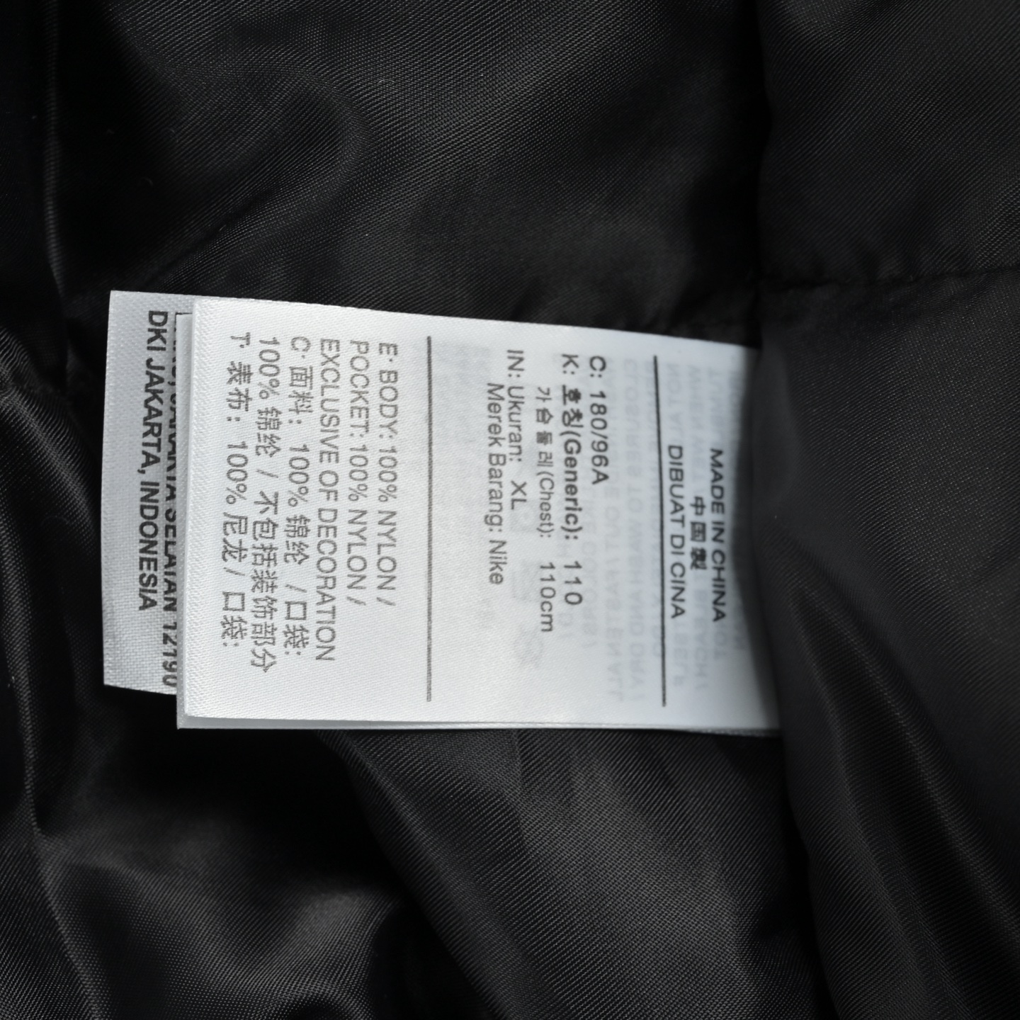 本地自取:💰320
Adidas/阿迪达斯 刺绣logo拼皮夹棉棒球服外套
面料采用锦纶消光斜纹布精心制作,搭配对比鲜明的老花Monogram图案用人丝斜纹缎面里布采,突显廓形。胸前花卉字母及后背品牌标识毛巾绣章仔采用对板定染毛巾绣花线搭配挨针绣工艺,使用田岛机万针刺绣,精细针法绵密,超高密度不露白,丰富整体画面空间层次。定位挨针绣花工艺的特点是图案精美,由于其独特的针法,使得刺绣图案具有很强的光泽感和立体感。拼接高品质仿颗粒纹牛皮袖, 经典棒球服立领设计,采用2*2波浪拼色螺纹色织法织造,螺纹紧密立挺。开模同规格刻字白色烤漆扣,三标辅料细节同步还原。
Size:S-XL