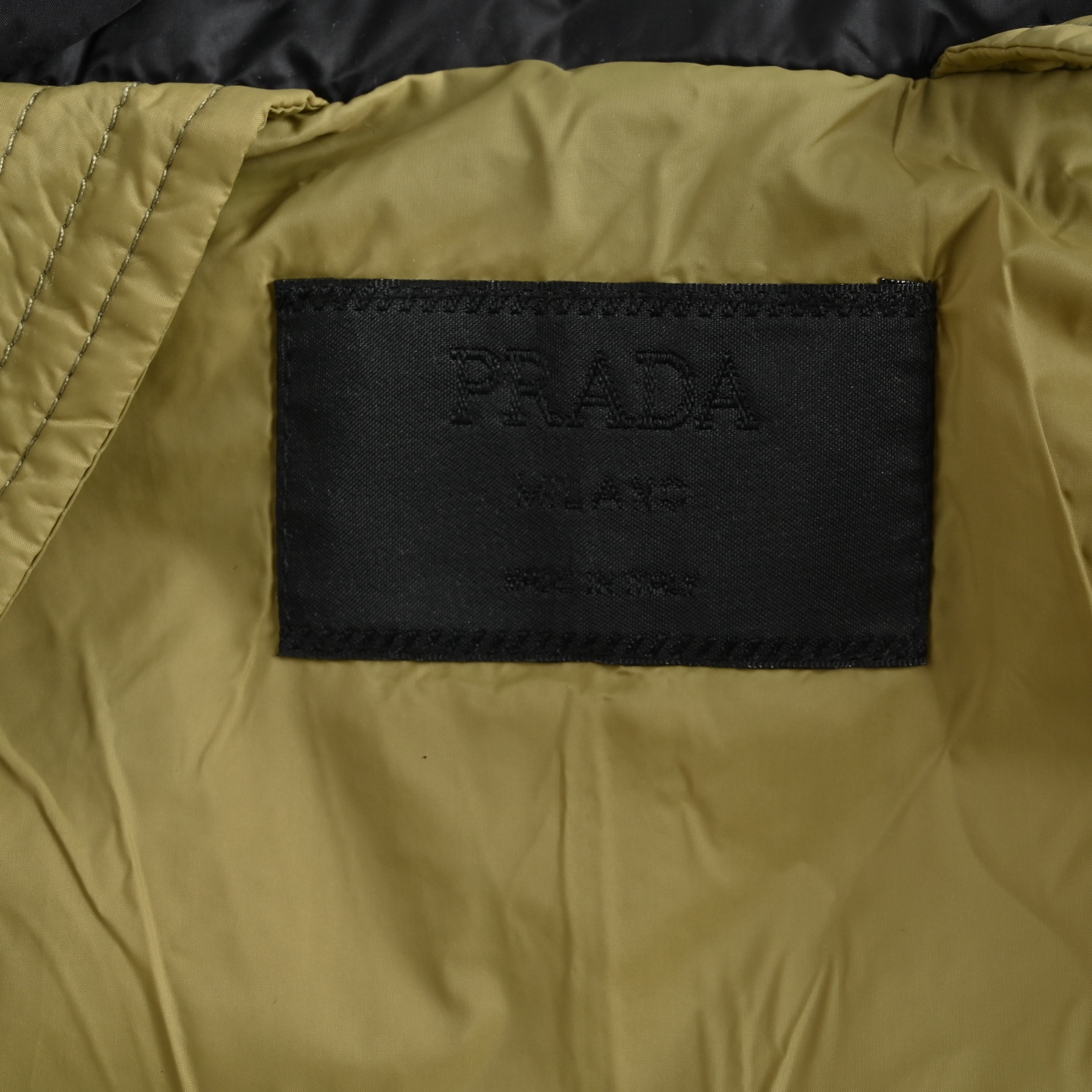 Prada 普拉达 手臂红条拉链口袋羽绒服-Top High Quatity Cheap Sneakers Fashion Clothing Clothes Bags handbags Shoes of all Brand wholesale With The best Quality And Beautiful Price from China Factory Chinese suppliers wholesaler seller Prada 普拉达 手臂红条拉链口袋羽绒服