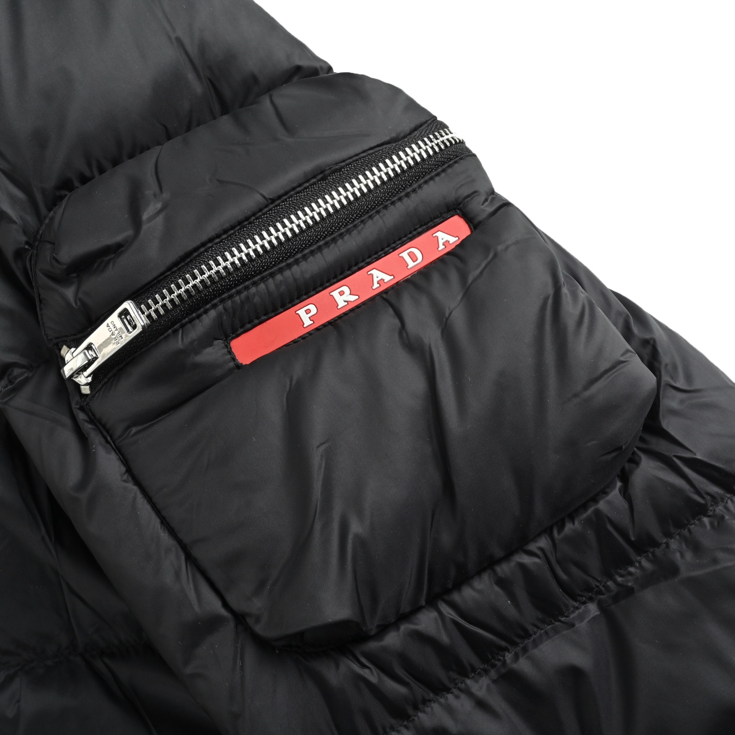 Prada 普拉达 手臂红条拉链口袋羽绒服-Top High Quatity Cheap Sneakers Fashion Clothing Clothes Bags handbags Shoes of all Brand wholesale With The best Quality And Beautiful Price from China Factory Chinese suppliers wholesaler seller Prada 普拉达 手臂红条拉链口袋羽绒服