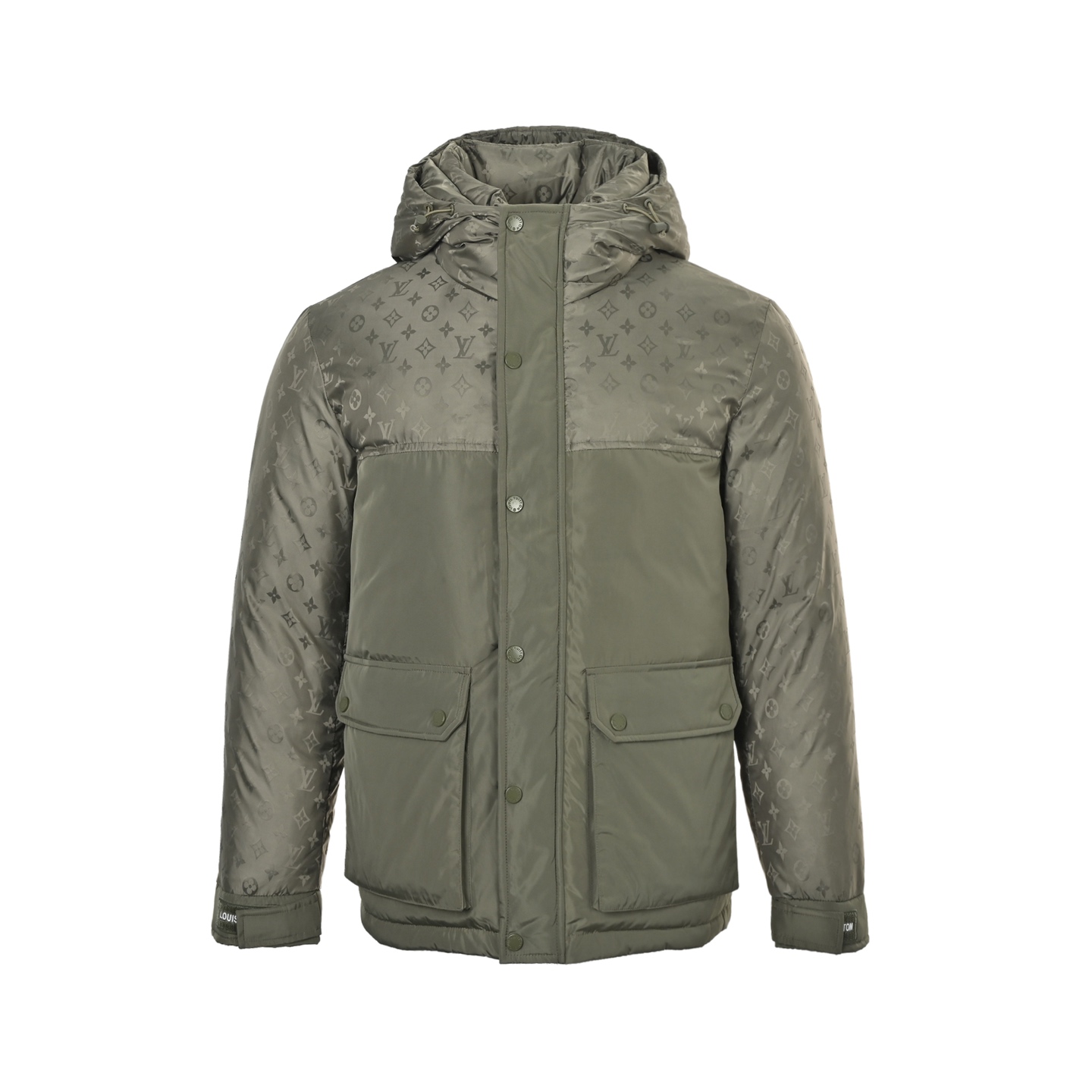 本地自取:  💰700
Louis Vuitton/路易威登  老花拼接连帽羽绒服 
采用新国标90白鸭绒填充，顶级版本，区分市面通货。男女同款全新美学灵感趣味设计,渠道性质精品。让整体造型设计更加优雅时尚，今夏最火系列，无数明星潮人追捧。裁剪工艺细节处理工整为玩味时尚增添色彩!工整细致，合身的版型构造更是独具匠心，上身不仅有着出彩的辨识度更是减龄青春。一款穿着意义还有穿搭性能都很极致的款式，绚丽的色系调配，此款的工艺必然也是极致非凡，上身的舒适度绝对足够的强大，也是奢品本质的一种彰显！柔软轻薄，触感更是极端撩人，透气性能十分之强大，尤为适合春夏季节的穿搭所需，妥妥的穿着享受，并且各处的细节以及织带的工艺都是尽善尽美，更显高级感！
颜色：黑色、绿色、咖色
编码：8648
Size:48-56（1#-5#）