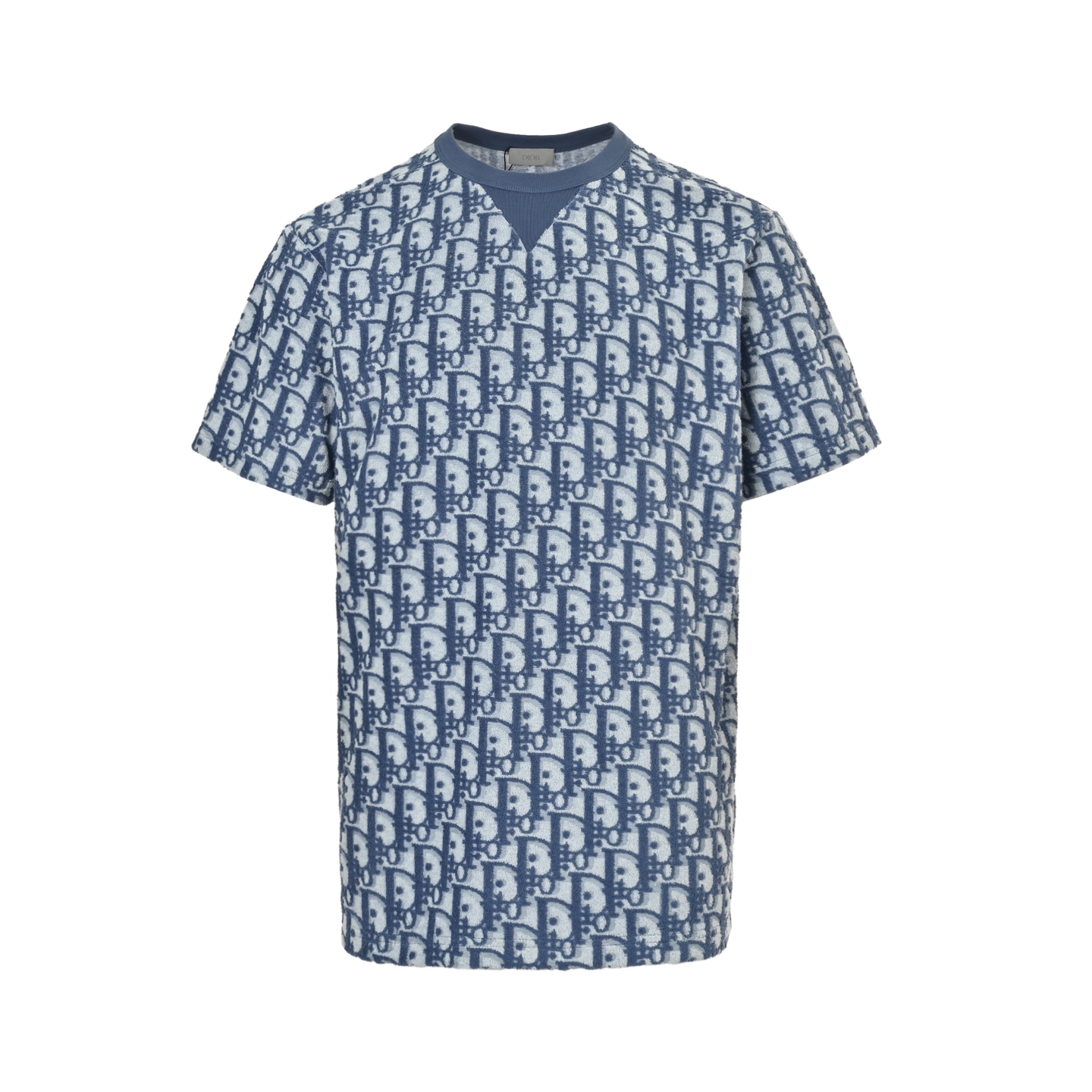 本地自取：💰130
Dior/迪奥 Oblique 老花满印毛巾短袖
定制提花面料，通过经纬组织变化形成Oblique 花案，提花织机织好提花坯布后再进行染色整理，细节之处见真章，人体学立体裁剪，回归传统工艺手法，通过分割、折叠、抽缩、拉展技术手法，所谓慢工出细活，是对材料的尊重，对手感的追求，做工复杂、繁琐、时效慢、损耗高，面料都经过浇洗，手感质感更佳，不易变形，不易缩水，不易褪色，宽松版型
Size:S-XL