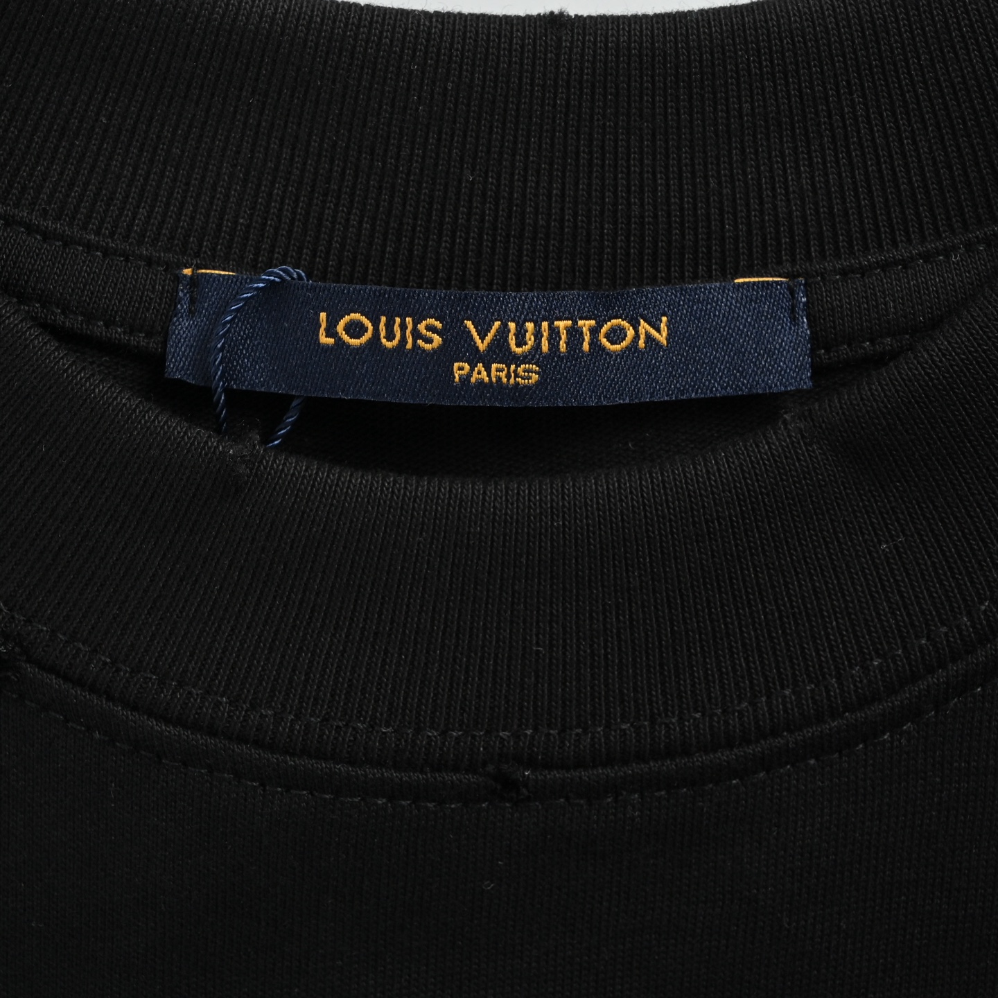 Louis Vuitton/路易威登 26ss 珍珠字母刺绣短袖 白 黑-莆田鞋,莆田鞋货源,高仿鞋,高仿鞋货源,安福档口,莆田高仿鞋,莆田鞋批发,高仿鞋批发,莆田高仿运动鞋,高仿运动鞋,莆田运动鞋 Louis Vuitton/路易威登 26ss 珍珠字母刺绣短袖 白 黑