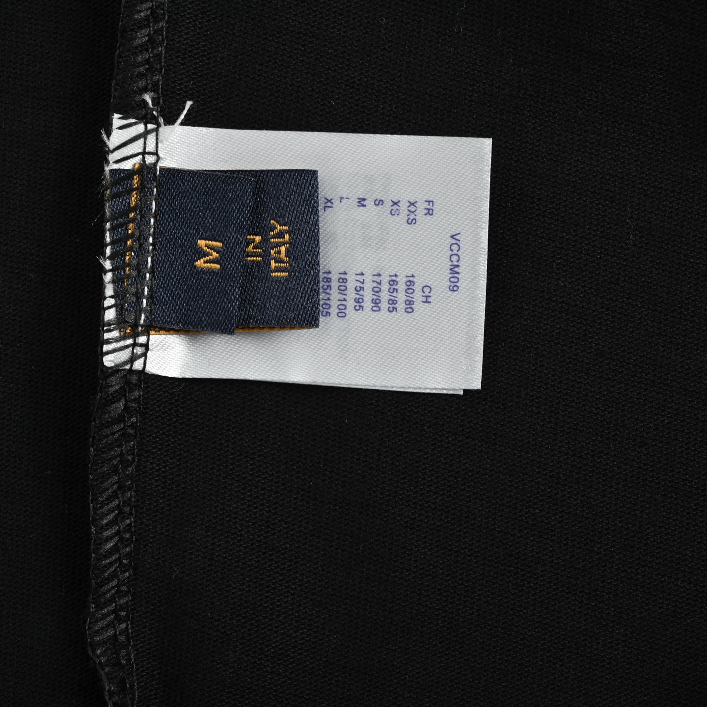 Louis Vuitton/路易威登 26ss 珍珠字母印花短袖-莆田鞋,莆田鞋货源,高仿鞋,高仿鞋货源,安福档口,莆田高仿鞋,莆田鞋批发,高仿鞋批发,莆田高仿运动鞋,高仿运动鞋,莆田运动鞋 Louis Vuitton/路易威登 26ss 珍珠字母印花短袖