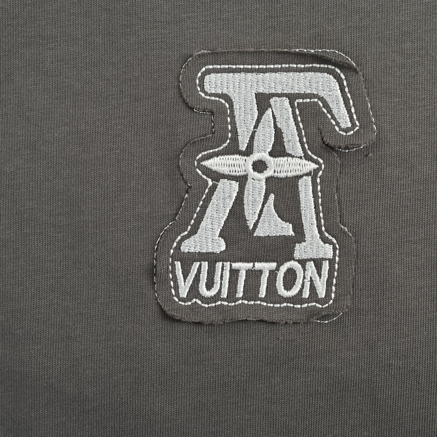 Louis Vuitton/路易威登26ss 重工磨破贴布刺绣短袖-莆田鞋,莆田鞋货源,高仿鞋,高仿鞋货源,安福档口,莆田高仿鞋,莆田鞋批发,高仿鞋批发,莆田高仿运动鞋,高仿运动鞋,莆田运动鞋 Louis Vuitton/路易威登26ss 重工磨破贴布刺绣短袖