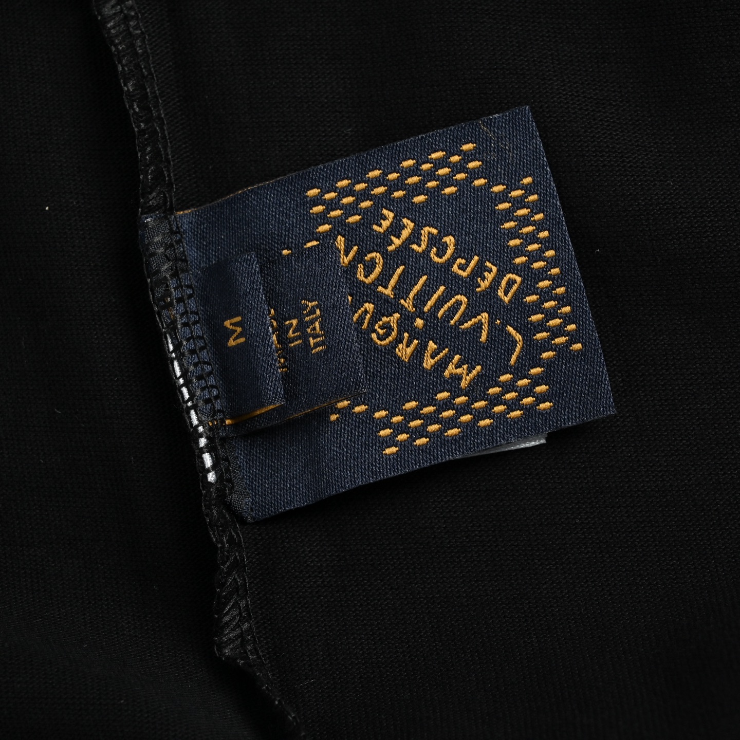 Louis Vuitton/路易威登 26ss 烫珠四花logo短袖-莆田鞋,莆田鞋货源,高仿鞋,高仿鞋货源,安福档口,莆田高仿鞋,莆田鞋批发,高仿鞋批发,莆田高仿运动鞋,高仿运动鞋,莆田运动鞋 Louis Vuitton/路易威登 26ss 烫珠四花logo短袖