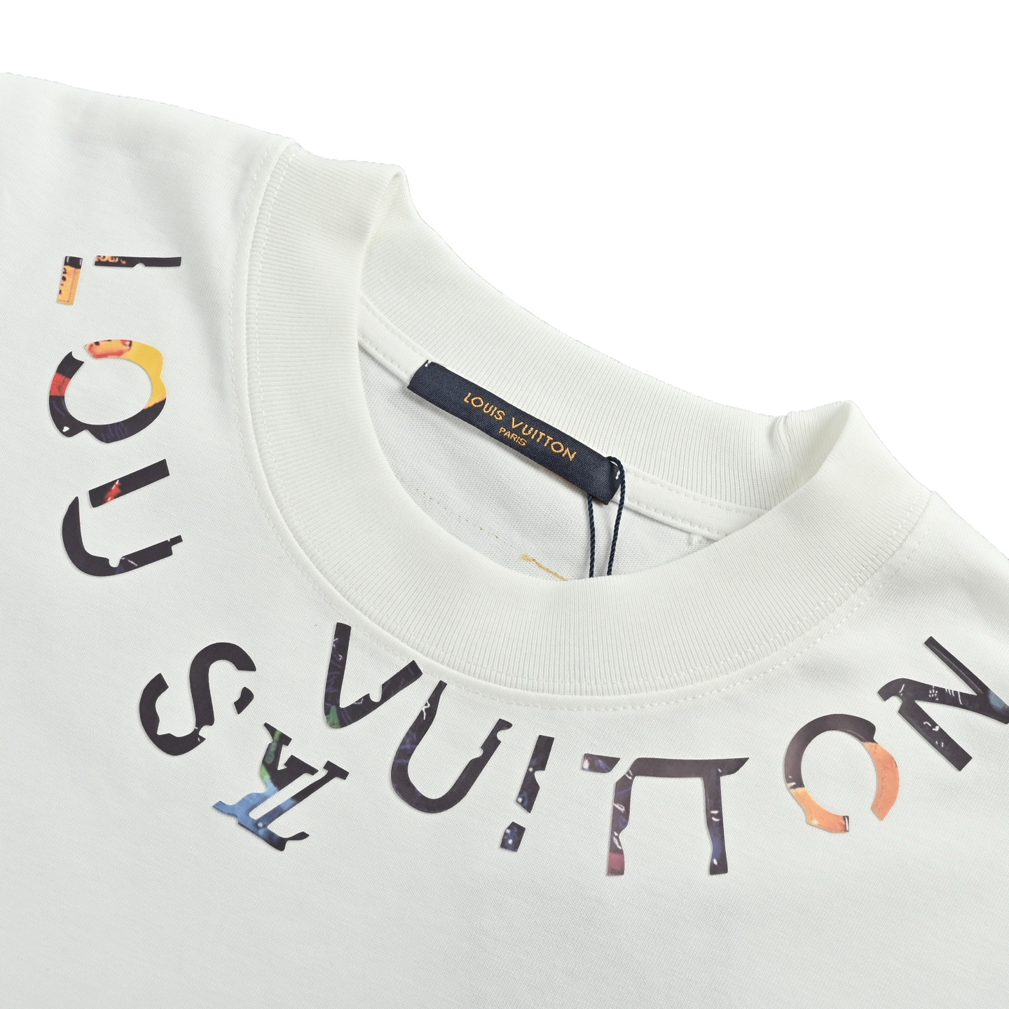 Louis Vuitton/路易威登 26ss 领口残缺字母压胶短袖 - Louis Vuitton法国路威酩轩集团-LVMH旗下品牌 著名奢侈品箱包和皮具品牌 百余年的传奇经典 全球时尚旅行艺术的精致象征 印有“LV”标志这一独特图案的交织字母帆布包 伴随着丰富的传奇色彩和雅典的设计而成为时尚之经典 延续至今 不论后来延伸出来的皮件 丝巾或手表 笔 甚至服装 都是以崇尚精致 品质 舒适的“旅行哲学” 作为设计的出发基础 - 百分百棉 采用280g 高端进口纯棉双纱面料 添加手感与固定衣服版型 螺纹搭配1*1 同缸定染配套 定制1:1洗水商标 -采用彩色硅胶立体烫图工艺 双针车线跨缝工艺 满满潮流元素 重磅面料 领口采用冰感索罗娜 宽松版型 偏深挺阔有型 不变形不缩水 - 原版主唛水洗吊牌包装 细节完美 要对版的来 要low货的请直接绕道 完美还原 顶级出货 Colour:白 灰