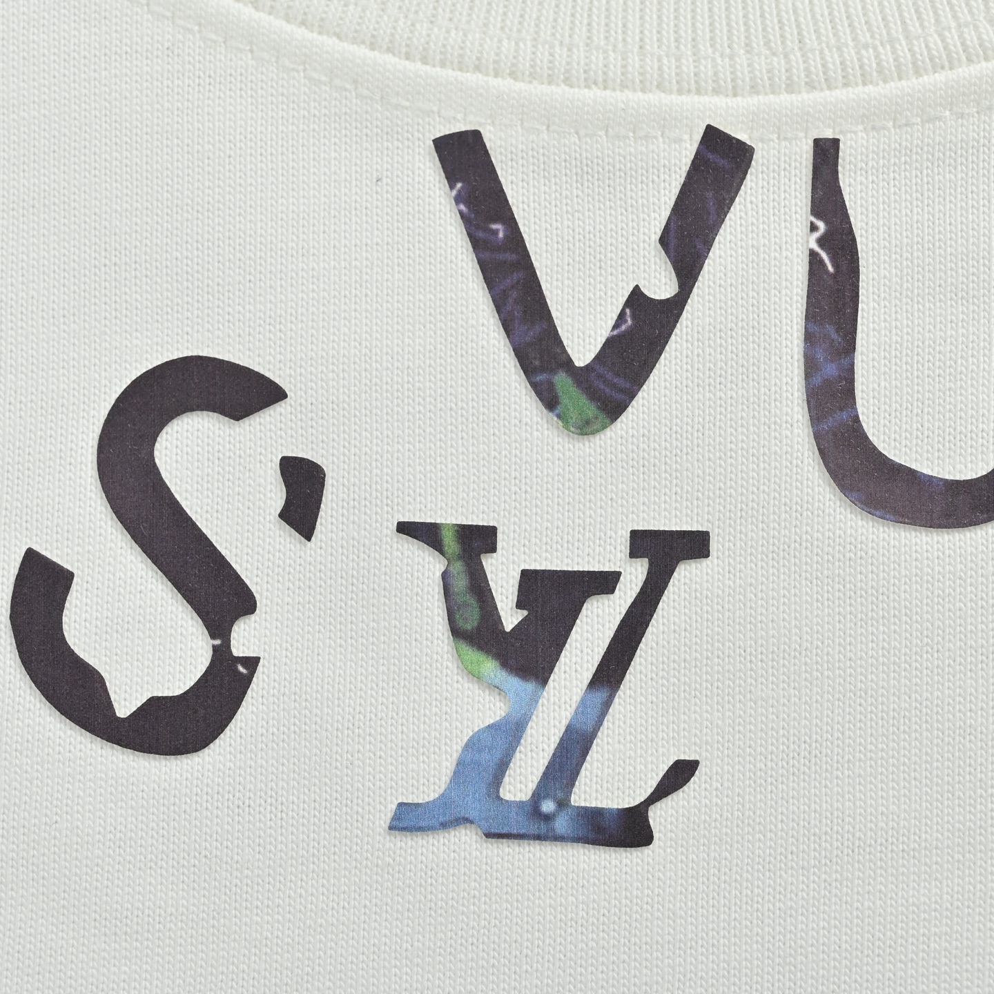 Louis Vuitton/路易威登 26ss 领口残缺字母压胶短袖 白 灰-Chinese UA Cheap High Quatity Brand Clothes Bags handbags Sneakers wholesale wholesaler seller from China Factory suppliers Fashion Clothing Shoes best Quality Beautiful Price Louis Vuitton/路易威登 26ss 领口残缺字母压胶短袖 白 灰