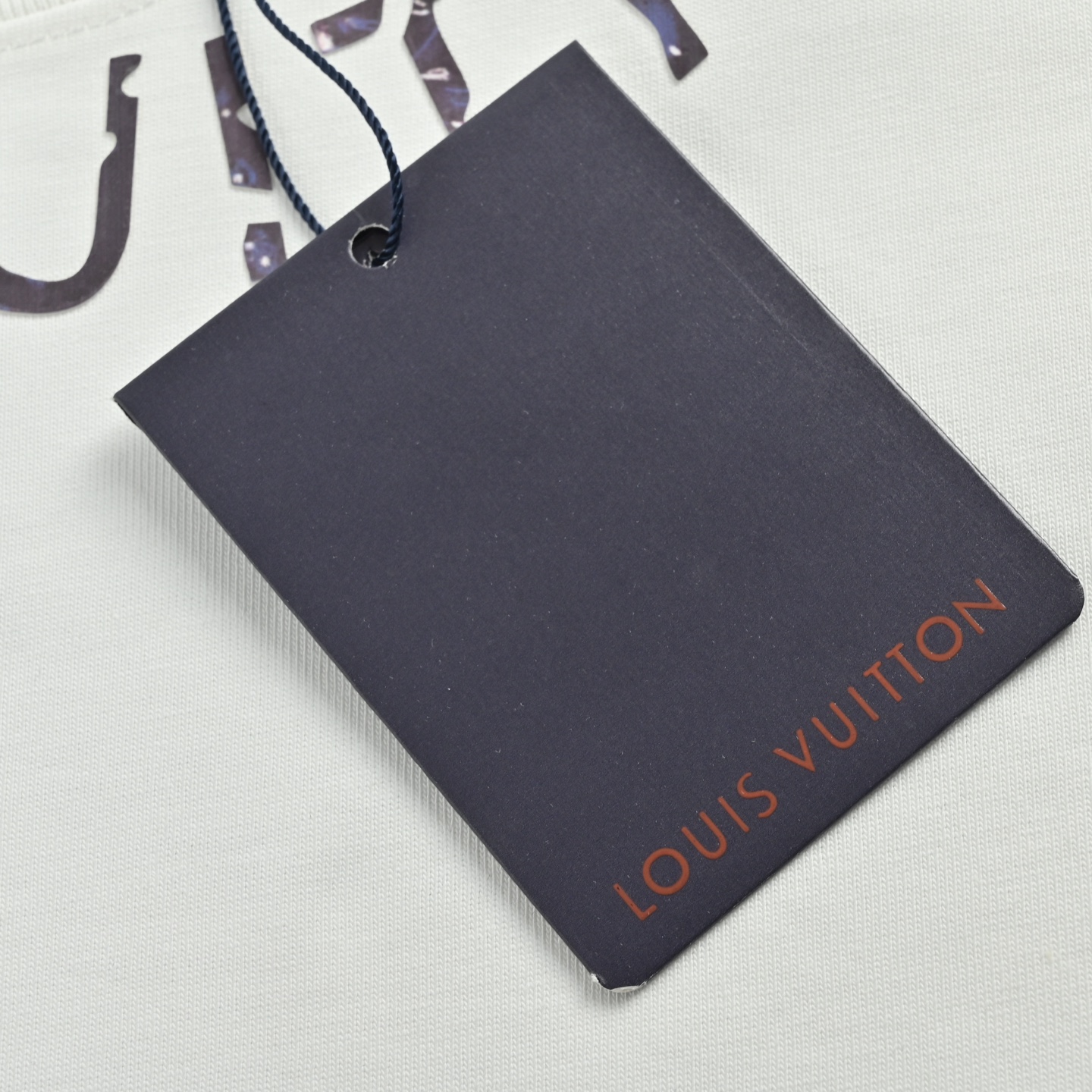 Louis Vuitton/路易威登 26ss 领口残缺字母压胶短袖 白 灰-Chinese UA Cheap High Quatity Brand Clothes Bags handbags Sneakers wholesale wholesaler seller from China Factory suppliers Fashion Clothing Shoes best Quality Beautiful Price Louis Vuitton/路易威登 26ss 领口残缺字母压胶短袖 白 灰
