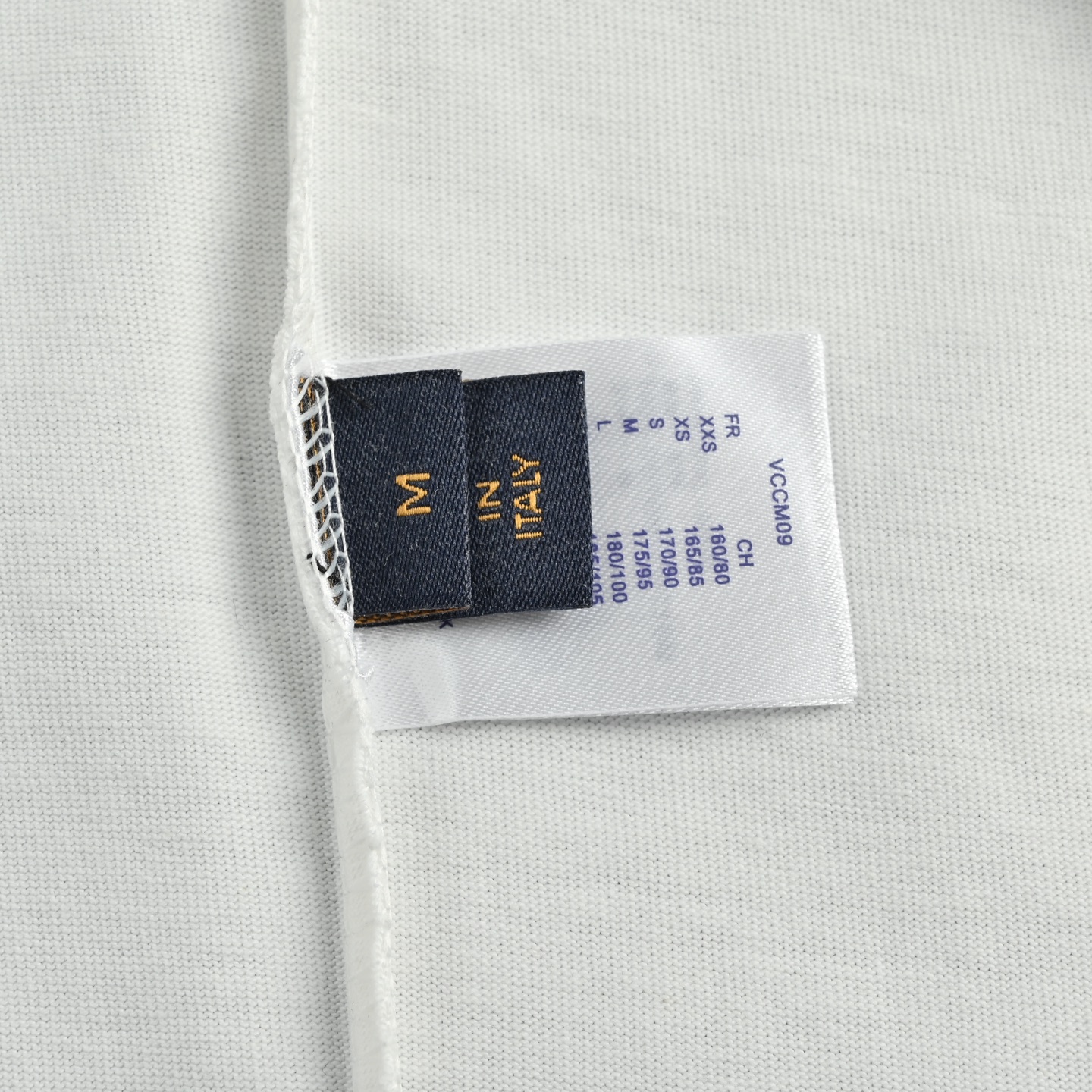 Louis Vuitton/路易威登 26ss 领口残缺字母压胶短袖 白 灰-Chinese UA Cheap High Quatity Brand Clothes Bags handbags Sneakers wholesale wholesaler seller from China Factory suppliers Fashion Clothing Shoes best Quality Beautiful Price Louis Vuitton/路易威登 26ss 领口残缺字母压胶短袖 白 灰