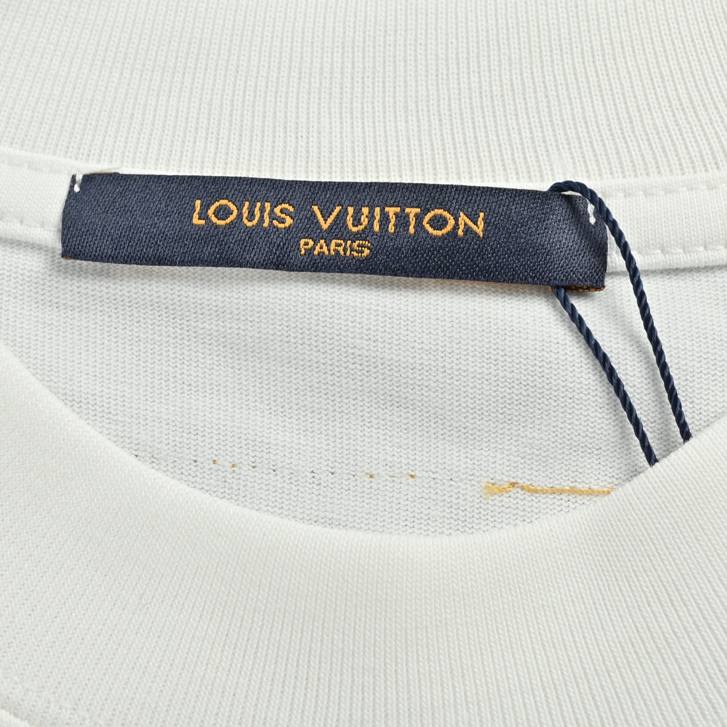 Louis Vuitton/路易威登 26ss 领口残缺字母压胶短袖 - Louis Vuitton法国路威酩轩集团-LVMH旗下品牌 著名奢侈品箱包和皮具品牌 百余年的传奇经典 全球时尚旅行艺术的精致象征 印有“LV”标志这一独特图案的交织字母帆布包 伴随着丰富的传奇色彩和雅典的设计而成为时尚之经典 延续至今 不论后来延伸出来的皮件 丝巾或手表 笔 甚至服装 都是以崇尚精致 品质 舒适的“旅行哲学” 作为设计的出发基础 - 百分百棉 采用280g 高端进口纯棉双纱面料 添加手感与固定衣服版型 螺纹搭配1*1 同缸定染配套 定制1:1洗水商标 -采用彩色硅胶立体烫图工艺 双针车线跨缝工艺 满满潮流元素 重磅面料 领口采用冰感索罗娜 宽松版型 偏深挺阔有型 不变形不缩水 - 原版主唛水洗吊牌包装 细节完美 要对版的来 要low货的请直接绕道 完美还原 顶级出货 Colour:白 灰