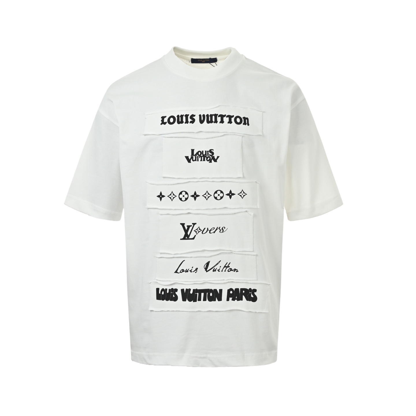 Louis Vuitton/路易威登 26ss 多标贴布短袖 - Louis Vuitton法国路威酩轩集团-LVMH旗下品牌 著名奢侈品箱包和皮具品牌 百余年的传奇经典 全球时尚旅行艺术的精致象征 印有“LV”标志这一独特图案的交织字母帆布包 伴随着丰富的传奇色彩和雅典的设计而成为时尚之经典 延续至今 不论后来延伸出来的皮件 丝巾或手表 笔 甚至服装 都是以崇尚精致 品质 舒适的“旅行哲学” 作为设计的出发基础 - 百分百棉 采用280g 高端进口纯棉双纱面料 添加手感与固定衣服版型 螺纹搭配1*1 同缸定染配套 定制1:1洗水商标 -采用贴布印花 双针车线跨缝工艺 满满潮流元素 重磅面料 领口采用冰感索罗娜 宽松版型 偏深挺阔有型 不变形不缩水 - 原版主唛水洗吊牌包装 细节完美 要对版的来 要low货的请直接绕道 完美还原 顶级出货 Colour:黑 白