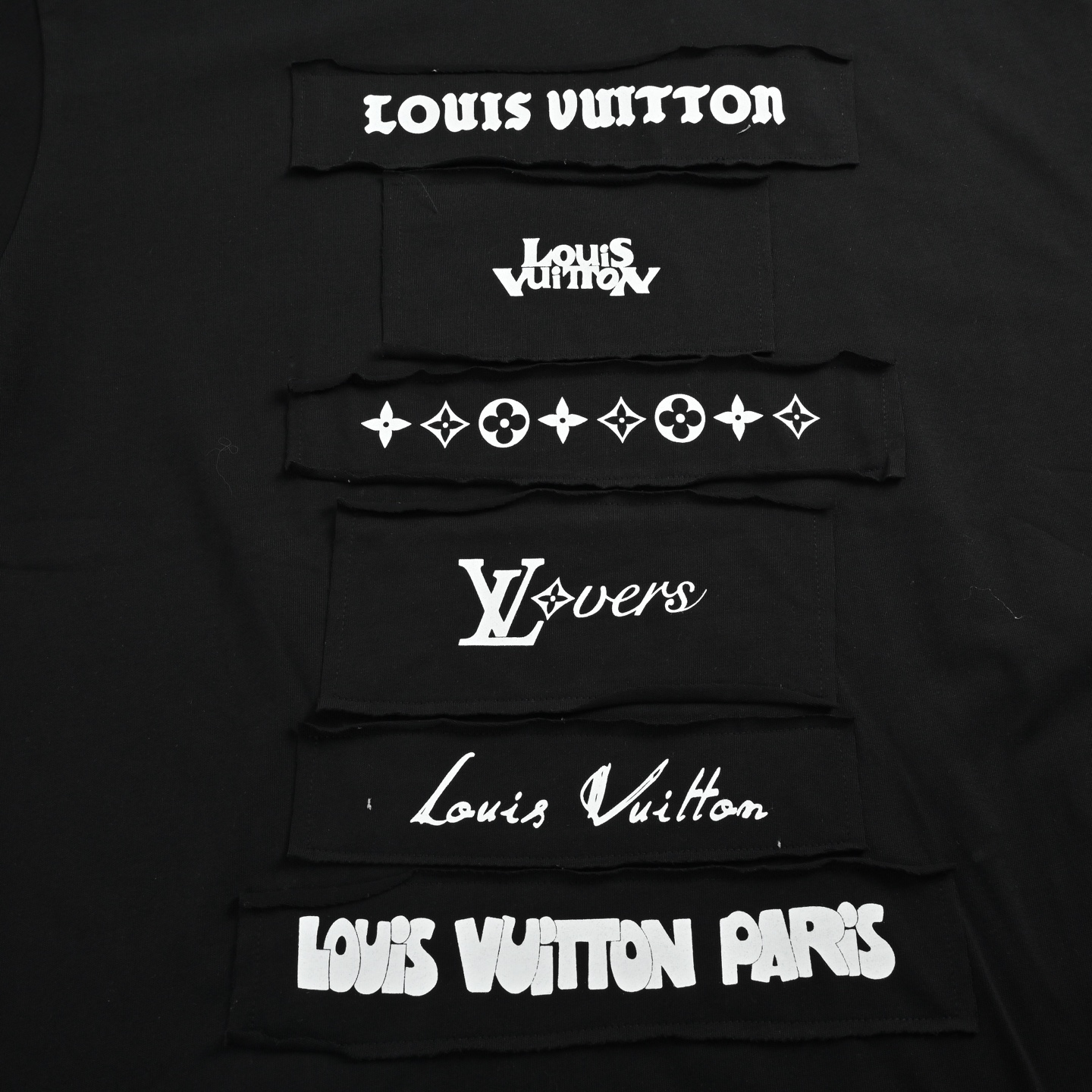 Louis Vuitton/路易威登 26ss 多标贴布短袖黑 白-莆田鞋,莆田鞋货源,高仿鞋,高仿鞋货源,安福档口,莆田高仿鞋,莆田鞋批发,高仿鞋批发,莆田高仿运动鞋,高仿运动鞋,莆田运动鞋 Louis Vuitton/路易威登 26ss 多标贴布短袖黑 白