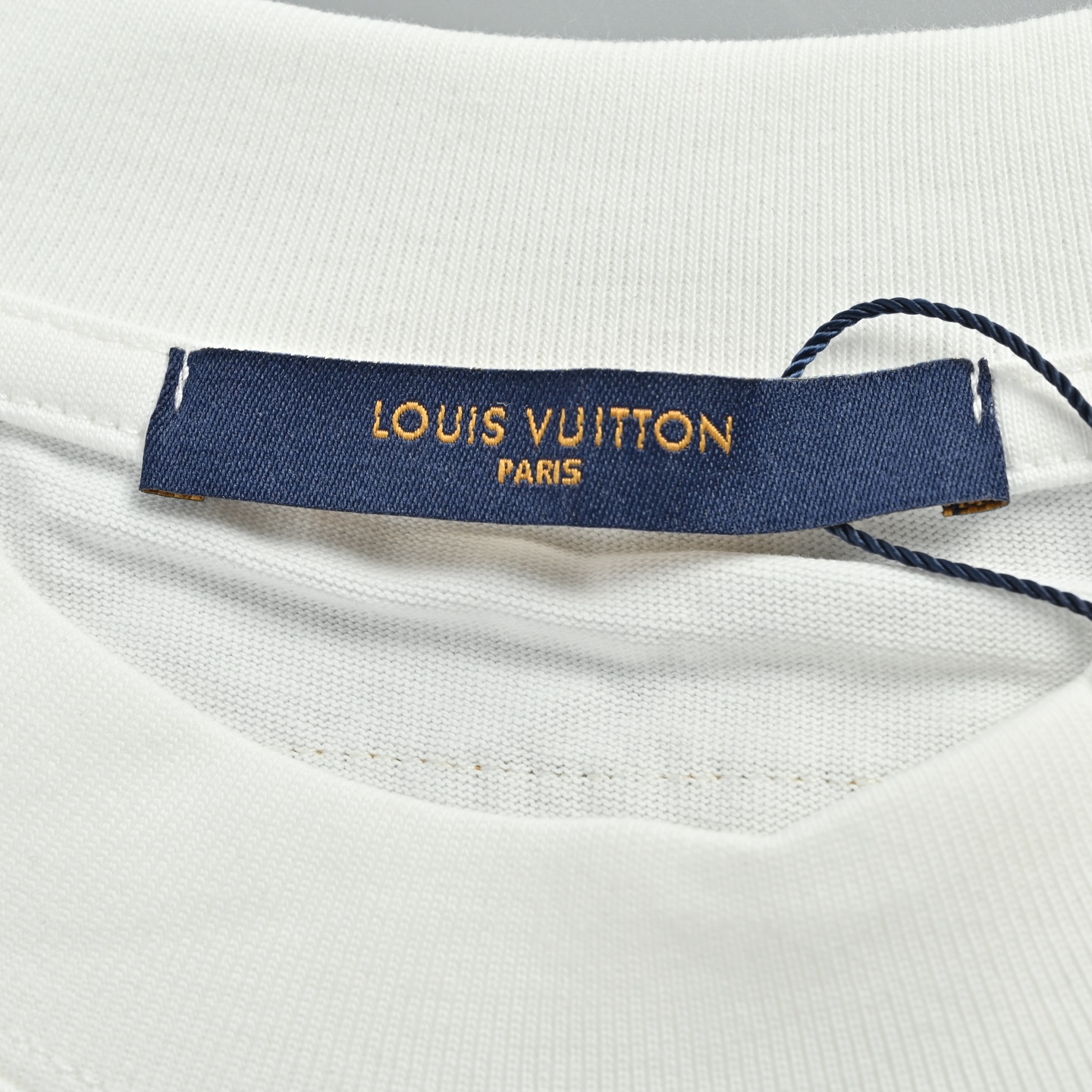 Louis Vuitton/路易威登 26ss 植绒压胶字母logo短袖 白 灰-莆田鞋,莆田鞋货源,高仿鞋,高仿鞋货源,安福档口,莆田高仿鞋,莆田鞋批发,高仿鞋批发,莆田高仿运动鞋,高仿运动鞋,莆田运动鞋 Louis Vuitton/路易威登 26ss 植绒压胶字母logo短袖 白 灰