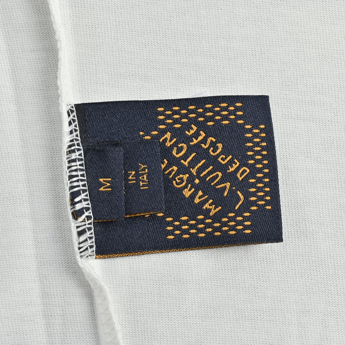 Louis Vuitton/路易威登 26ss 植绒压胶字母logo短袖 白 灰-莆田鞋,莆田鞋货源,高仿鞋,高仿鞋货源,安福档口,莆田高仿鞋,莆田鞋批发,高仿鞋批发,莆田高仿运动鞋,高仿运动鞋,莆田运动鞋 Louis Vuitton/路易威登 26ss 植绒压胶字母logo短袖 白 灰