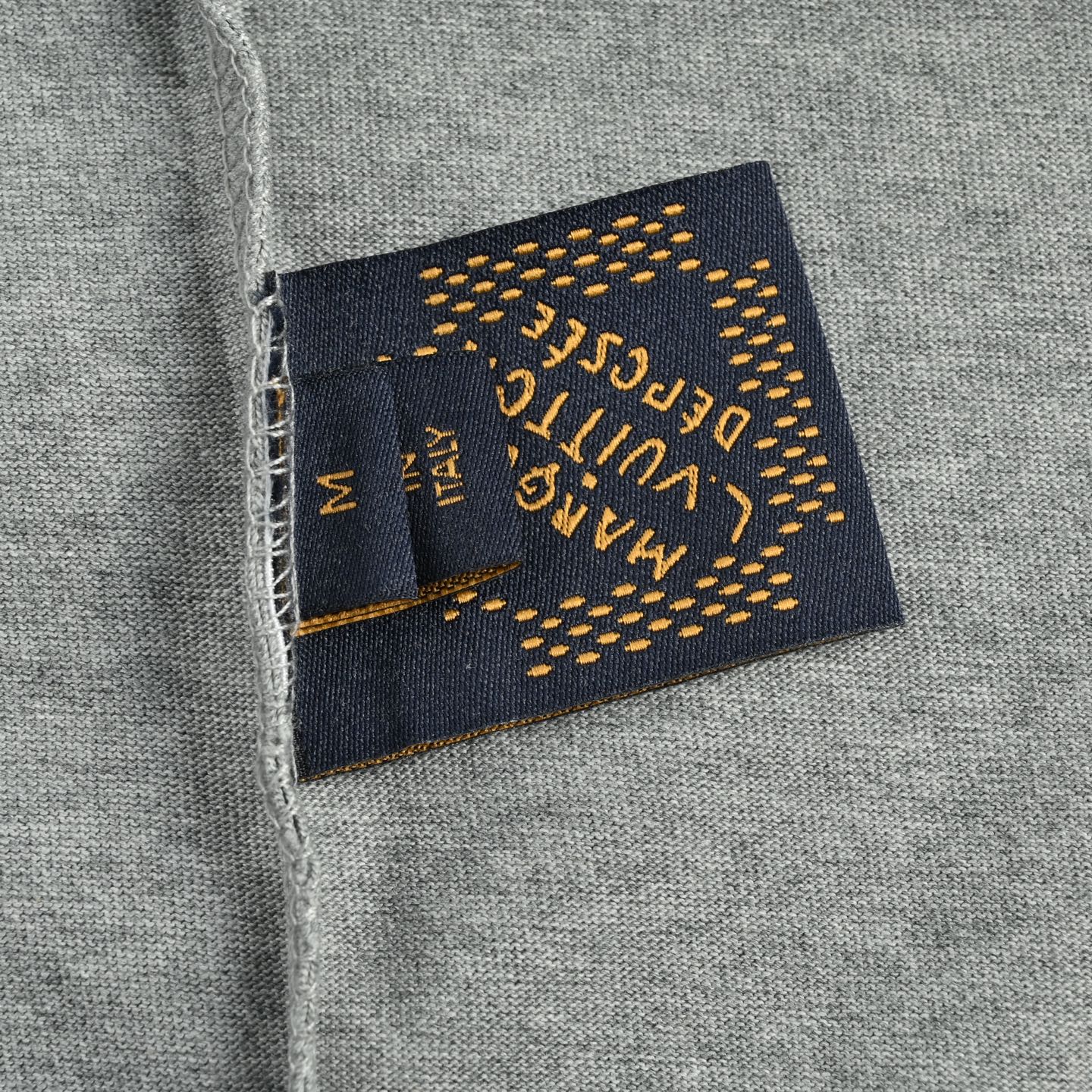 Louis Vuitton/路易威登 26ss 贴布章仔刺绣短袖 灰-莆田鞋,莆田鞋货源,高仿鞋,高仿鞋货源,安福档口,莆田高仿鞋,莆田鞋批发,高仿鞋批发,莆田高仿运动鞋,高仿运动鞋,莆田运动鞋 Louis Vuitton/路易威登 26ss 贴布章仔刺绣短袖 灰