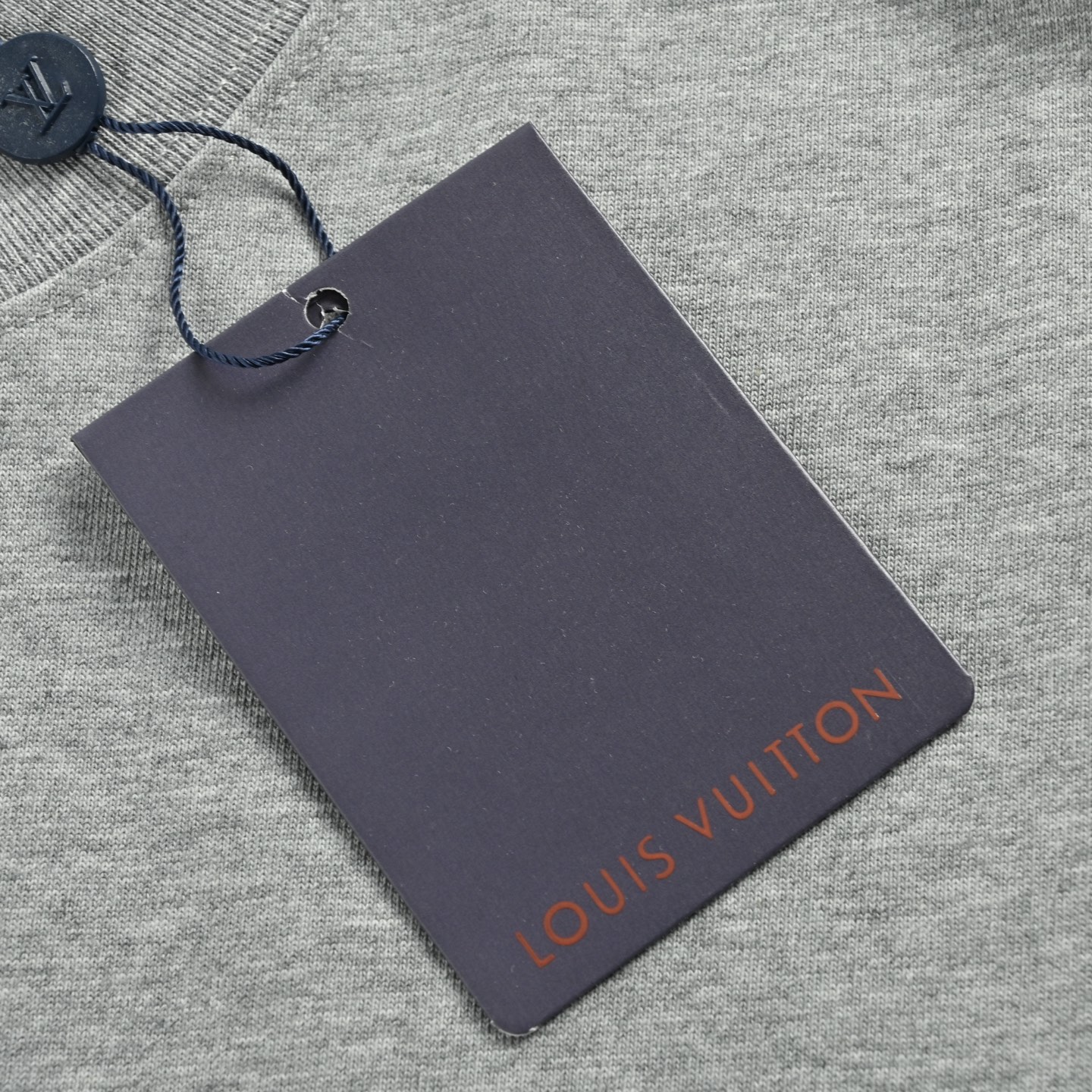 Louis Vuitton/路易威登 26ss 贴布章仔刺绣短袖 灰-莆田鞋,莆田鞋货源,高仿鞋,高仿鞋货源,安福档口,莆田高仿鞋,莆田鞋批发,高仿鞋批发,莆田高仿运动鞋,高仿运动鞋,莆田运动鞋 Louis Vuitton/路易威登 26ss 贴布章仔刺绣短袖 灰