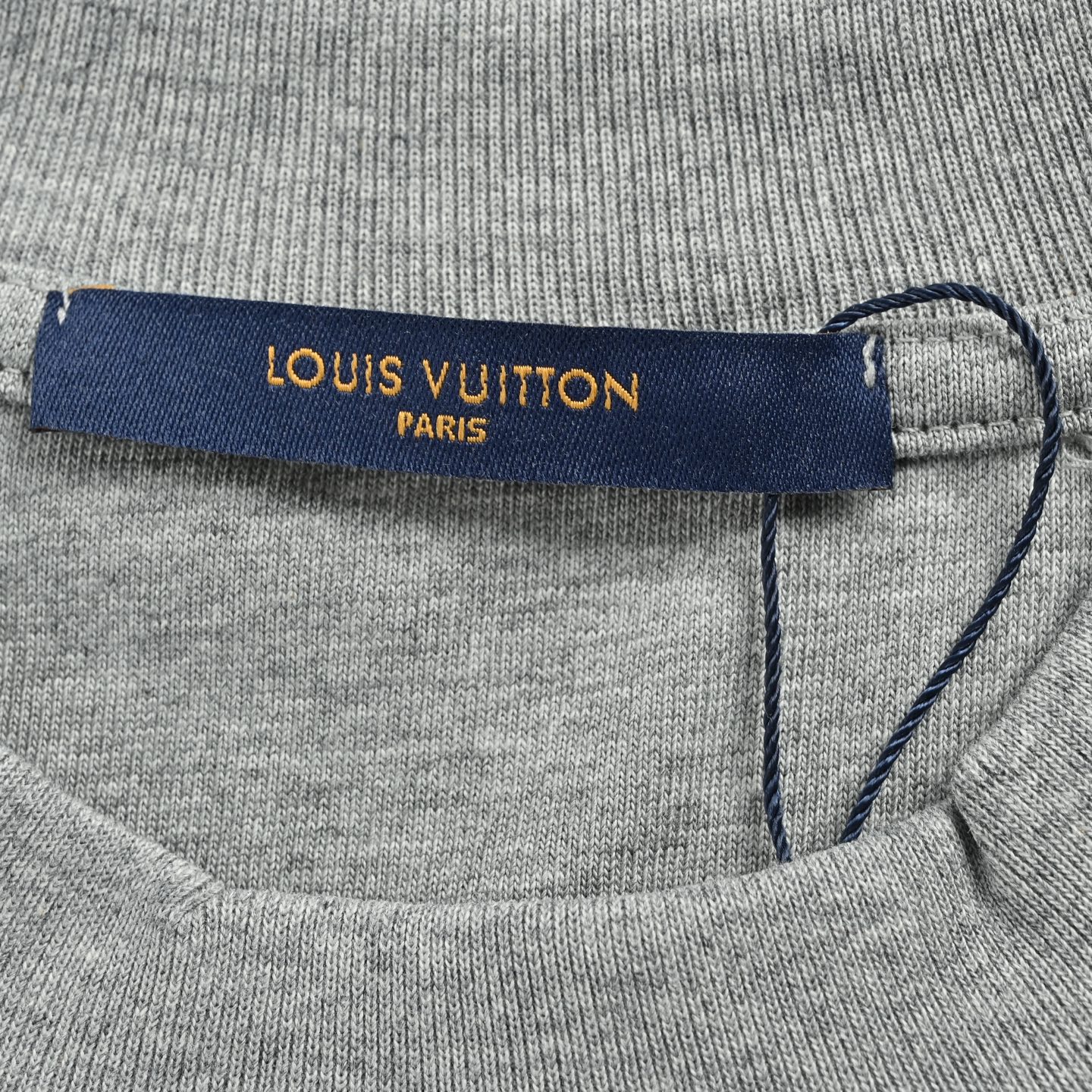 Louis Vuitton/路易威登 26ss 贴布章仔刺绣短袖 灰-莆田鞋,莆田鞋货源,高仿鞋,高仿鞋货源,安福档口,莆田高仿鞋,莆田鞋批发,高仿鞋批发,莆田高仿运动鞋,高仿运动鞋,莆田运动鞋 Louis Vuitton/路易威登 26ss 贴布章仔刺绣短袖 灰