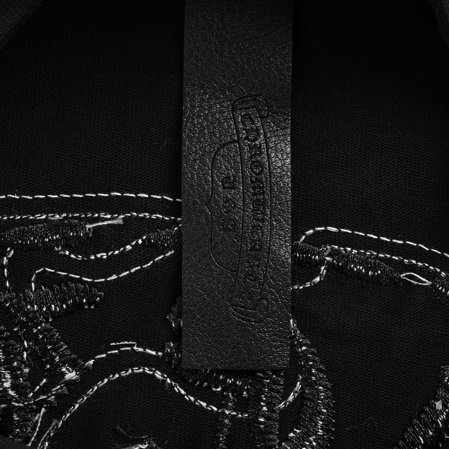 Chrome Hearts/克罗心 重工卷轴贴布刺绣短袖 黑色 白色-Top High Quatity Cheap Sneakers Fashion Clothing Clothes Bags handbags Shoes of all Brand wholesale With The best Quality And Beautiful Price from China Factory Chinese suppliers wholesaler seller Chrome Hearts/克罗心 重工卷轴贴布刺绣短袖 黑色 白色