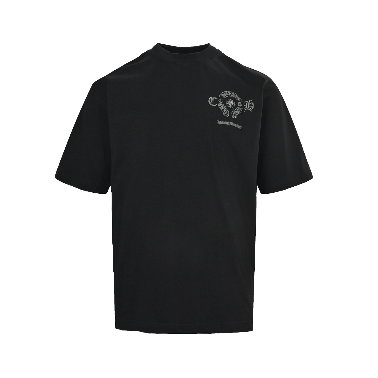 Chrome Hearts/克罗心 重工贴布绣logo短袖 os版型真的很迷人 克罗也真的是绝绝子 每一季新品版型都做到极致 实穿度很高,随意搭都nice✔️ - ⚠️100%棉 采用32支双纱 260克重面料 进口针织针梳棉进行制作,厚度适中,有垂感又有轮廓型,上身就是一个舒适 对微胖身型包容性强,穿上瞬间瘦五斤! 领口捆条采用纯棉本布一体切的捆条 无色差 不会变形 前幅#后幅 刺绣元素# 斜纹贴布刺绣 进口田岛高密度重工刺绣工艺 字体立体饱满 贴布耗费大量人工成本制作 前幅后幅定制2️⃣个五金 搭配斜纹刺绣效果时尚 衣身做水洗 反底炒色 做旧 破洞 元素处理,更大大增加了服装的趣味性;独特的视觉效果.特殊水洗效果处理后形成了一种的独特做旧效果. 近两年oversize版型成了潮流的专注 也一直是近两年火爆主打 设计师的变更让此品牌一炮而红 时代的进步时装也需要新鲜的元素和新潮设计的血液冲击,才能把辉煌延续下去! 内搭外穿都巨时髦,高街出行必备! 绝对的“吸睛款”可搭配情侣💏 颜色:黑色 白色 反底炒灰色