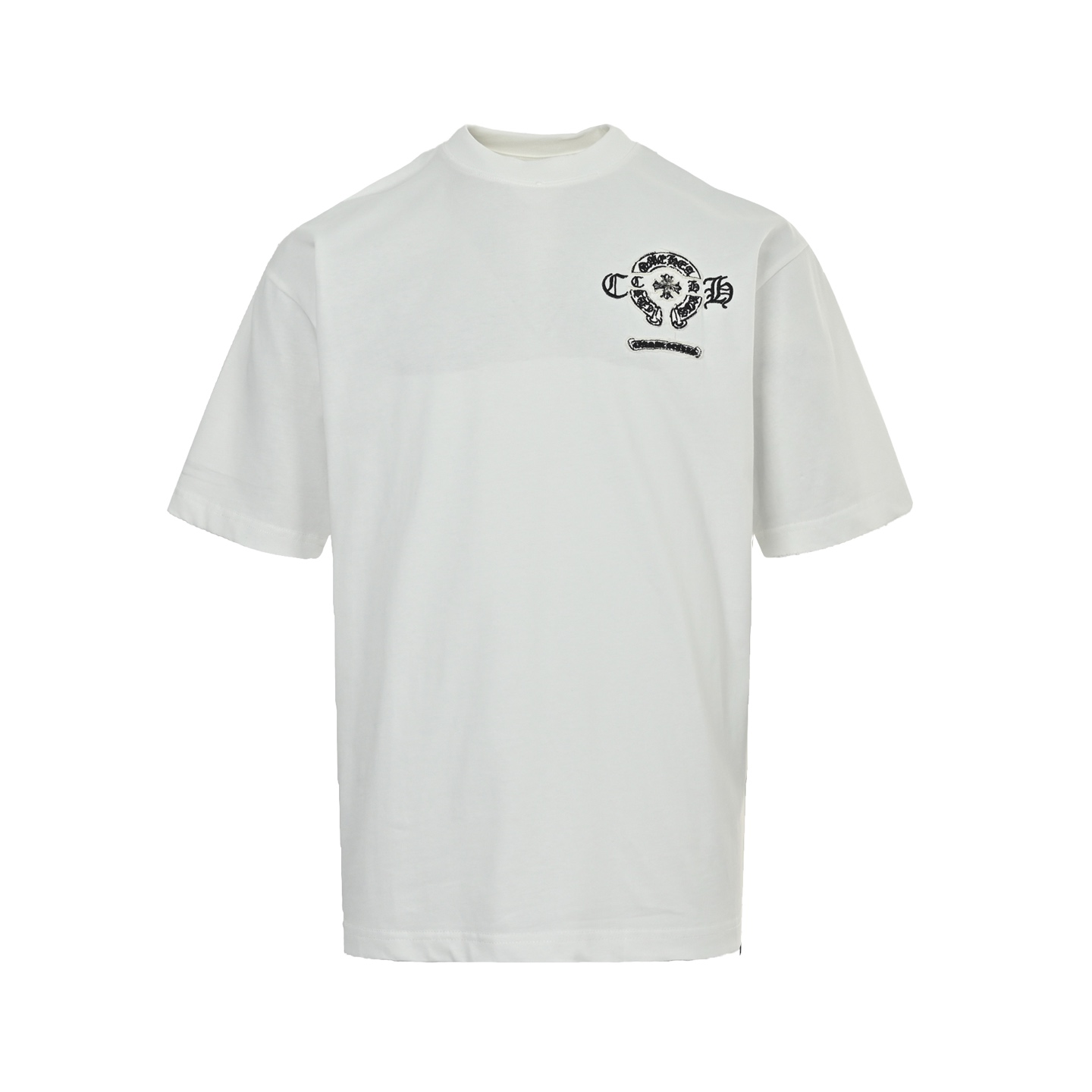 Chrome Hearts/克罗心 重工贴布绣logo短袖 os版型真的很迷人 克罗也真的是绝绝子 每一季新品版型都做到极致 实穿度很高,随意搭都nice✔️ - ⚠️100%棉 采用32支双纱 260克重面料 进口针织针梳棉进行制作,厚度适中,有垂感又有轮廓型,上身就是一个舒适 对微胖身型包容性强,穿上瞬间瘦五斤! 领口捆条采用纯棉本布一体切的捆条 无色差 不会变形 前幅#后幅 刺绣元素# 斜纹贴布刺绣 进口田岛高密度重工刺绣工艺 字体立体饱满 贴布耗费大量人工成本制作 前幅后幅定制2️⃣个五金 搭配斜纹刺绣效果时尚 衣身做水洗 反底炒色 做旧 破洞 元素处理,更大大增加了服装的趣味性;独特的视觉效果.特殊水洗效果处理后形成了一种的独特做旧效果. 近两年oversize版型成了潮流的专注 也一直是近两年火爆主打 设计师的变更让此品牌一炮而红 时代的进步时装也需要新鲜的元素和新潮设计的血液冲击,才能把辉煌延续下去! 内搭外穿都巨时髦,高街出行必备! 绝对的“吸睛款”可搭配情侣💏 颜色:黑色 白色 反底炒灰色