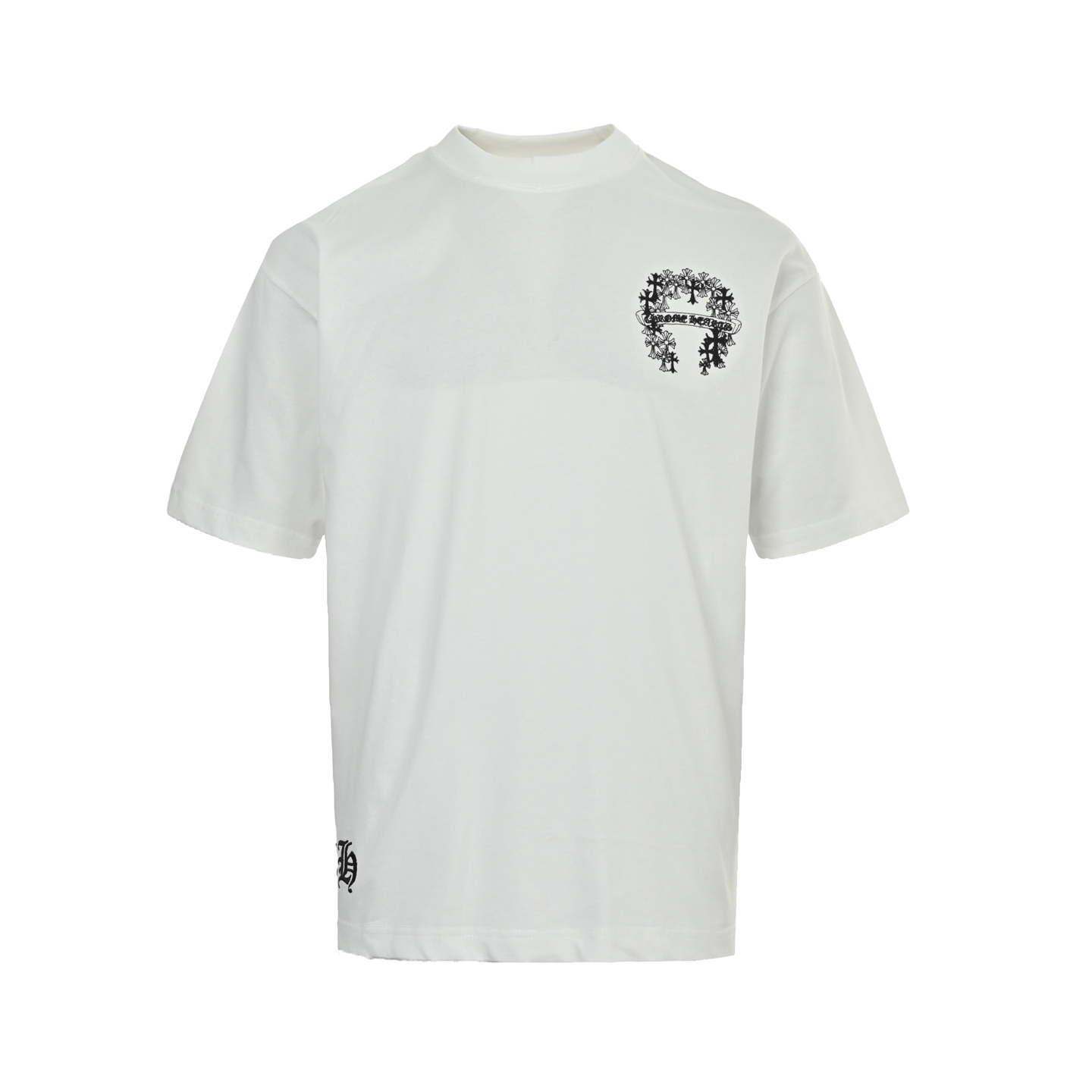 Chrome Hearts/克罗心 十字架花簇刺绣短袖 os版型真的很迷人 克罗家也真的是绝绝子 每一季新品版型都做到极致 实穿度很高,随意搭都nice✔️ - ⚠️100%棉 采用32支双纱 260克重面料 进口针织针梳棉进行制作,厚度适中,有垂感又有轮廓型,上身就是一个舒适 对微胖身型包容性强,穿上瞬间瘦五斤! 领口捆条采用纯棉本布一体切的捆条 无色差 不会变形 前幅#后幅采用本布贴布绣元素#搭配进口田岛高密度重工刺绣工艺 字体立体饱满 需要经过二次水洗工艺才能达到的立体效果 采用本布贴布搭配绣花效果非常出色 衣身做磨破做旧元素处理,更大大增加了服装的趣味性;独特的视觉效果.特殊水洗效果处理后形成了一种的独特做旧效果. 近两年oversize版型成了潮流的专注 也一直是近两年火爆主打 设计师的变更让此品牌一炮而红 时代的进步时装也需要新鲜的元素和新潮设计的血液冲击,才能把辉煌延续下去! 内搭外穿都巨时髦,高街出行必备! 绝对的“吸睛款”可搭配情侣💏 颜色:黑色 白色