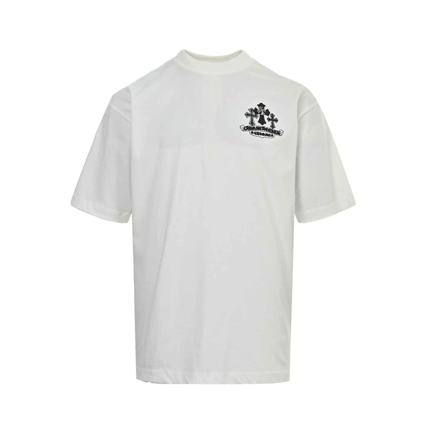 Chrome Hearts/克罗心 皮标十字架五金破洞短袖 os版型真的很迷人 克罗家也真的是绝绝子 每一季新品版型都做到极致 实穿度很高,随意搭都nice✔️ - ⚠️100%棉 采用32支双纱 260克重面料 进口针织针梳棉进行制作,厚度适中,有垂感又有轮廓型,上身就是一个舒适 对微胖身型包容性强,穿上瞬间瘦五斤! 领口捆条采用纯棉本布一体切的捆条 无色差 不会变形 前幅#后幅采用多个部位皮标贴布刺绣元素# 进口田岛高密度重工刺绣工艺 字体立体饱满 需要经过二次水洗工艺才能达到的立体效果 前后幅加入手工定制4️⃣个五金 搭配反光织带 衣身做磨破 做旧元素处理,更大大增加了服装的趣味性;独特的视觉效果.特殊水洗效果处理后形成了一种的独特做旧效果. 近两年oversize版型成了潮流的专注 也一直是近两年火爆主打 设计师的变更让此品牌一炮而红 时代的进步时装也需要新鲜的元素和新潮设计的血液冲击,才能把辉煌延续下去! 内搭外穿都巨时髦,高街出行必备! 绝对的“吸睛款”可搭配情侣💏 颜色:黑色 白色