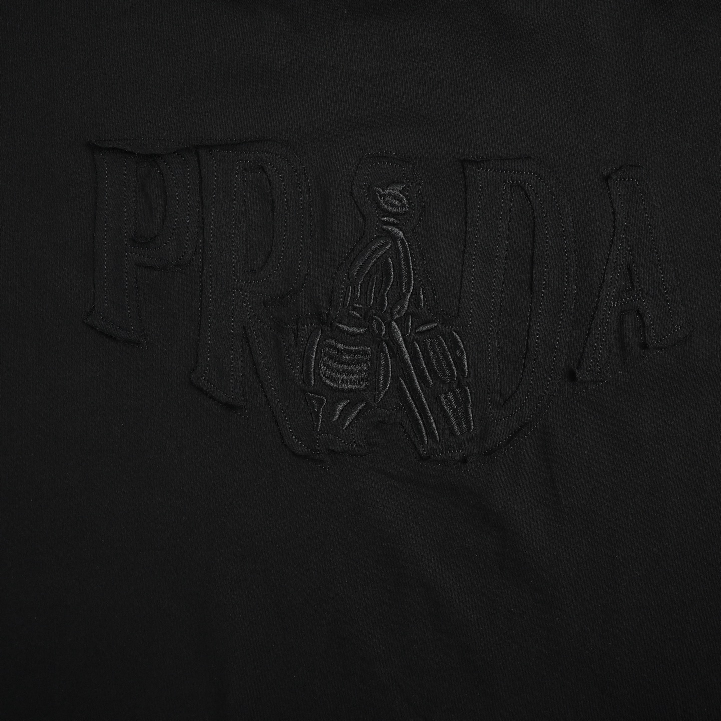 Prada/普拉达 26ss 小人刺绣贴布字母水洗短袖 白色 黑色-Top High Quatity Cheap Sneakers Fashion Clothing Clothes Bags handbags Shoes of all Brand wholesale With The best Quality And Beautiful Price from China Factory Chinese suppliers wholesaler seller Prada/普拉达 26ss 小人刺绣贴布字母水洗短袖 白色 黑色