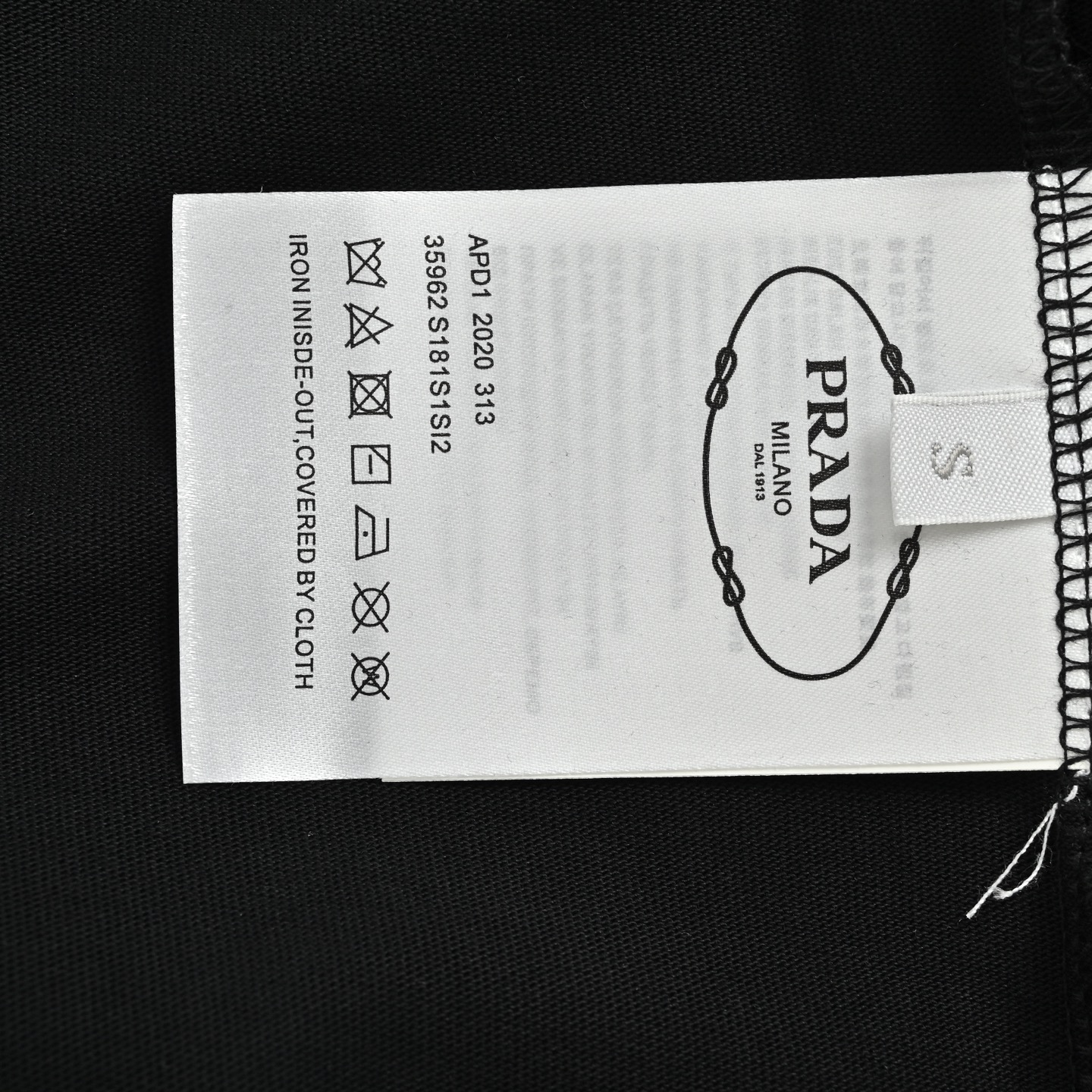 Prada 普拉达 浮雕压花logo短袖 黑色 白色