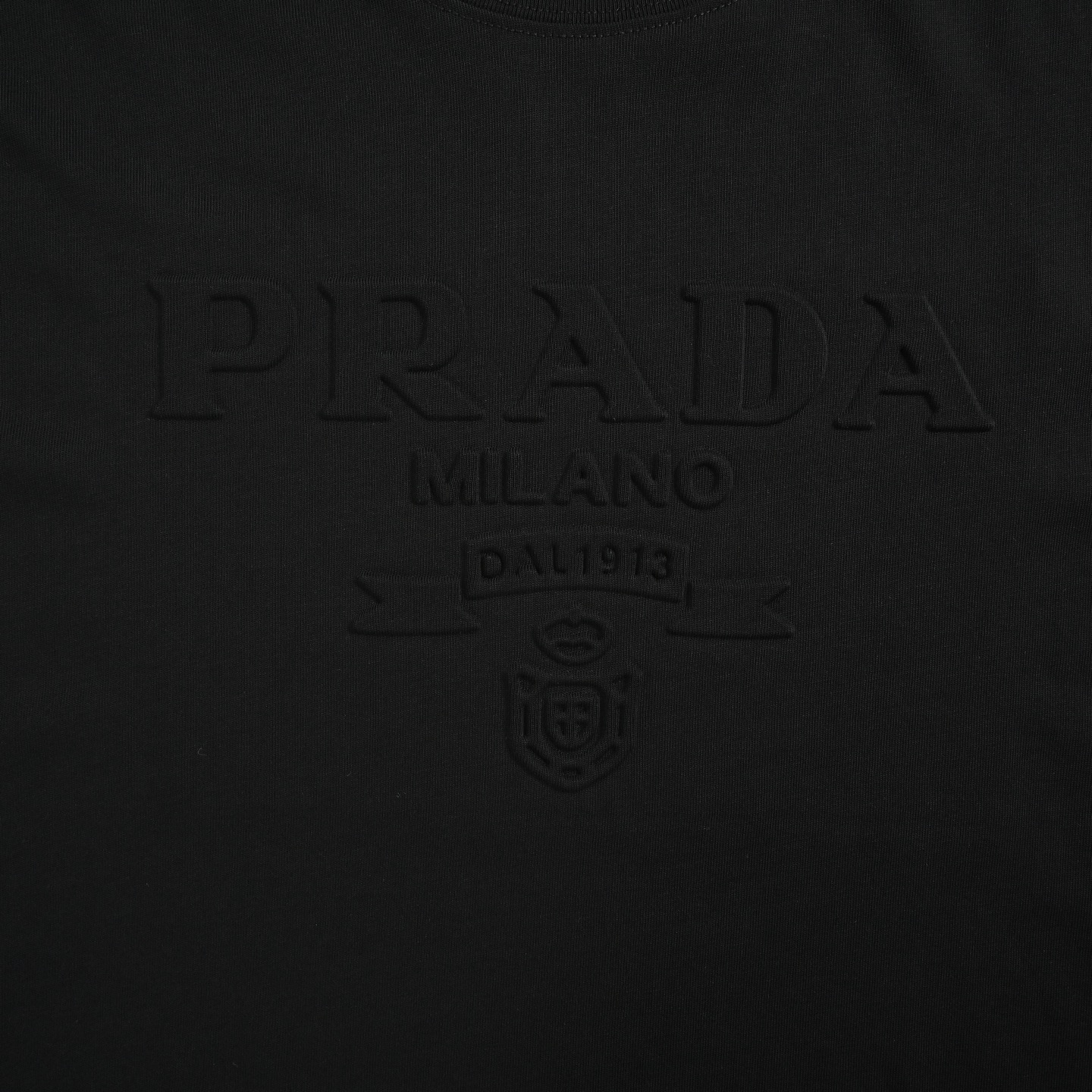 Prada 普拉达 浮雕压花logo短袖 黑色 白色