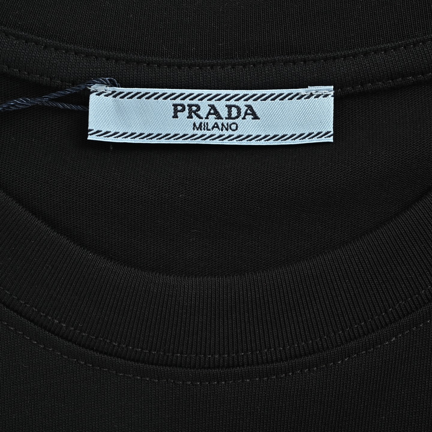 Prada 普拉达 浮雕压花logo短袖 黑色 白色