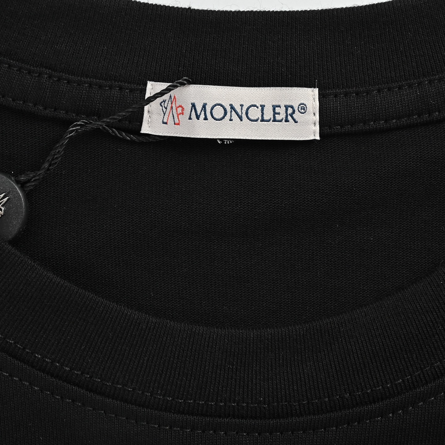 Moncler 蒙口 胸口刺绣黑标logo短袖