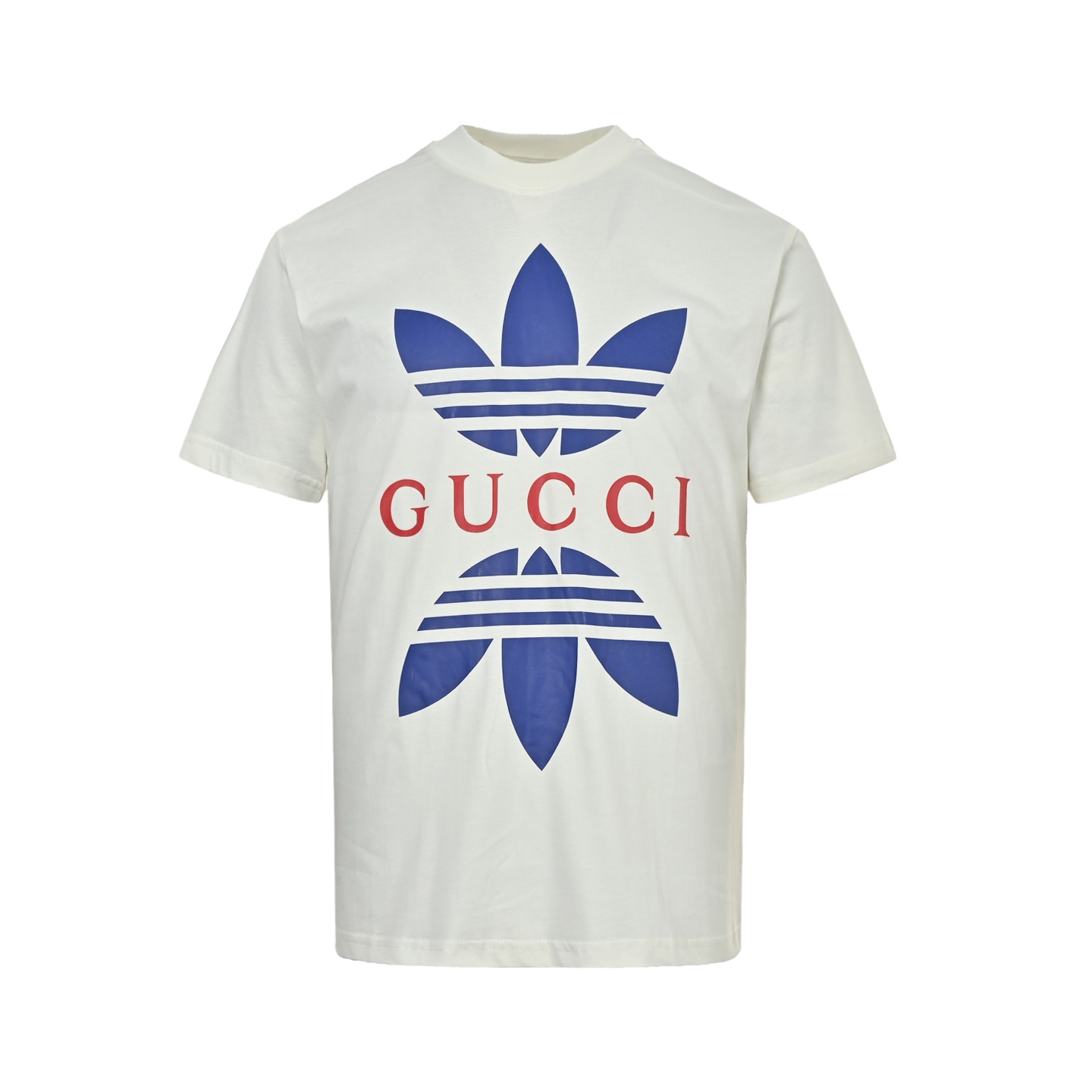 Gucci/古驰 联名三叶草印花短袖 数码直喷印花logo面料采用定织定染40支250g双纱面料,面料经过水洗预缩水,印花工艺为丝网印花,工艺是胶浆印花,细节还原高达100%,区别市场一种印花工艺,定制全新吊牌.从面料、辅料、工艺上远远区别市看图版本 ️
