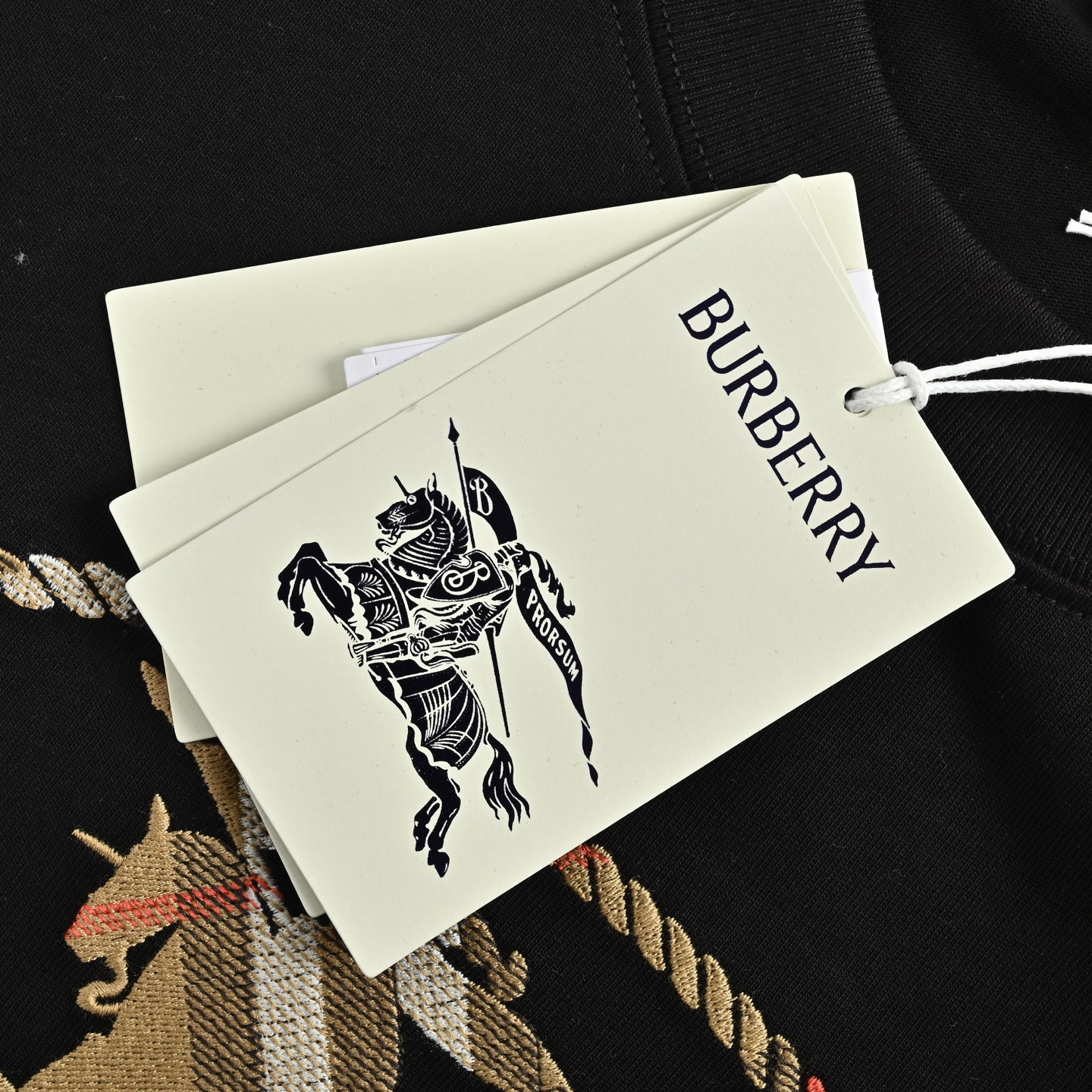 Burberry 巴宝莉 圆战马骑士格纹骑士印章刺绣短袖 原-Chinese UA Cheap High Quatity Brand Clothes Bags handbags Sneakers wholesale wholesaler seller from China Factory suppliers Fashion Clothing Shoes best Quality Beautiful Price Burberry 巴宝莉 圆战马骑士格纹骑士印章刺绣短袖 原