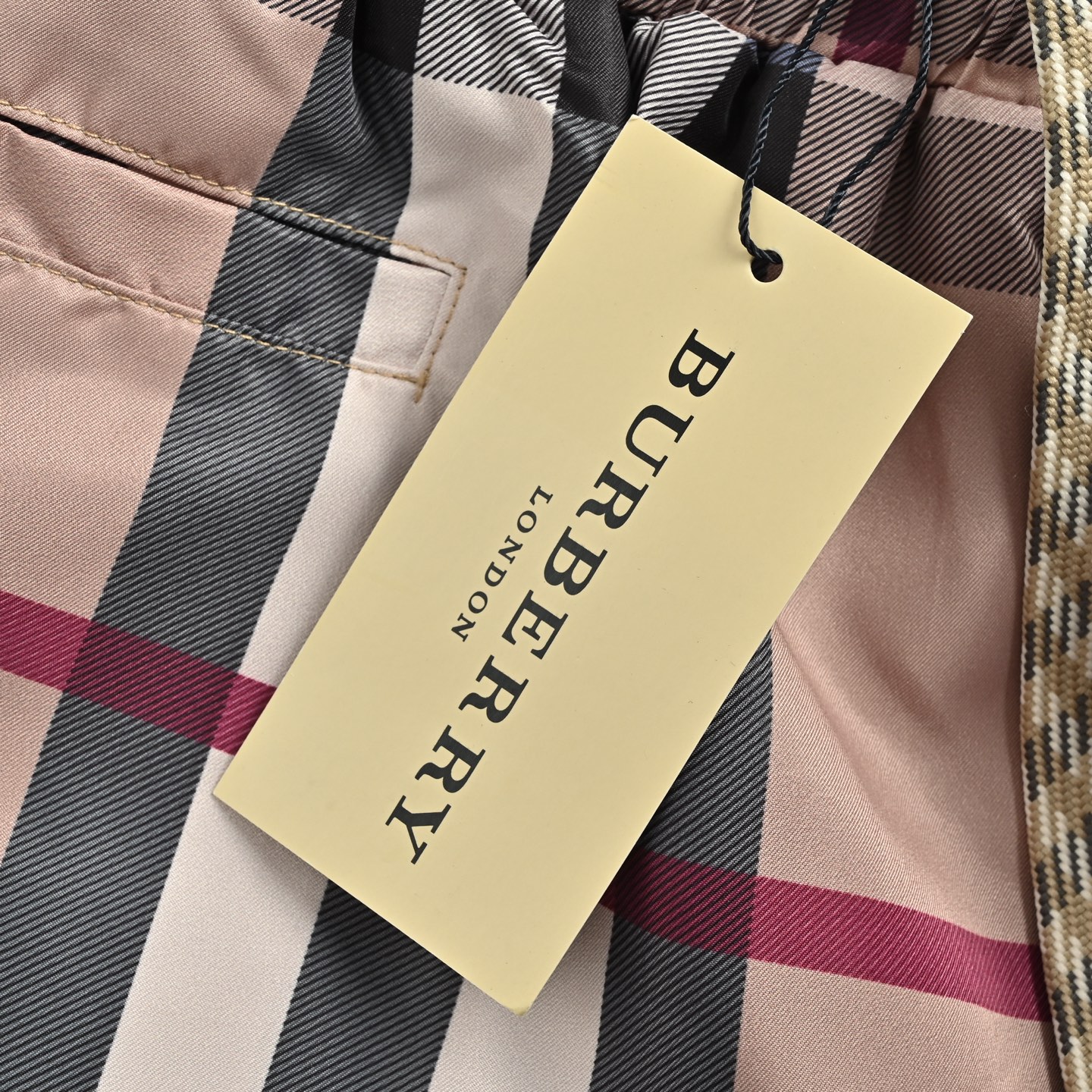 Burberry/巴宝莉 22ss 格纹弹力抽绳短裤-Chinese UA Cheap High Quatity Brand Clothes Bags handbags Sneakers wholesale wholesaler seller from China Factory suppliers Fashion Clothing Shoes best Quality Beautiful Price Burberry/巴宝莉 22ss 格纹弹力抽绳短裤