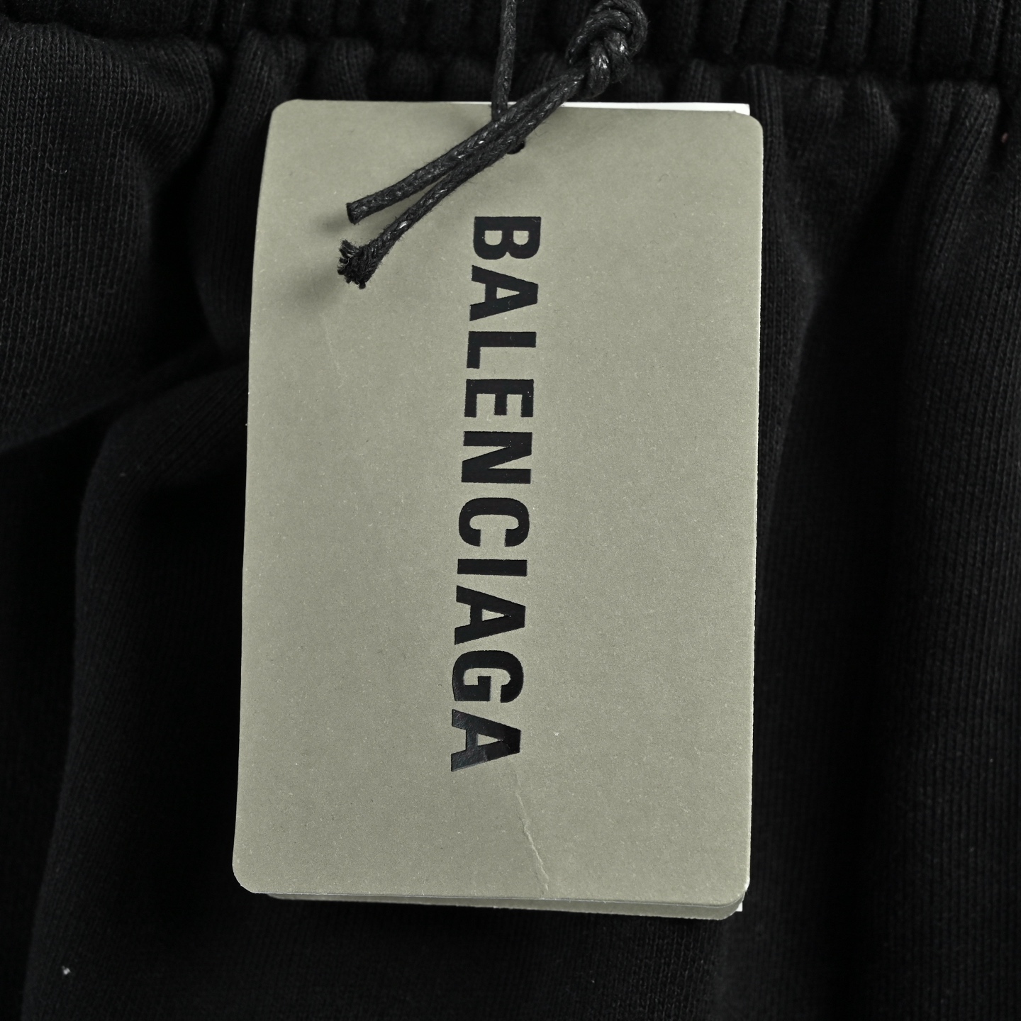 Balenciaga/巴黎世家 26ss遮蔽胶带字母印花短裤 宽松版型 黑色